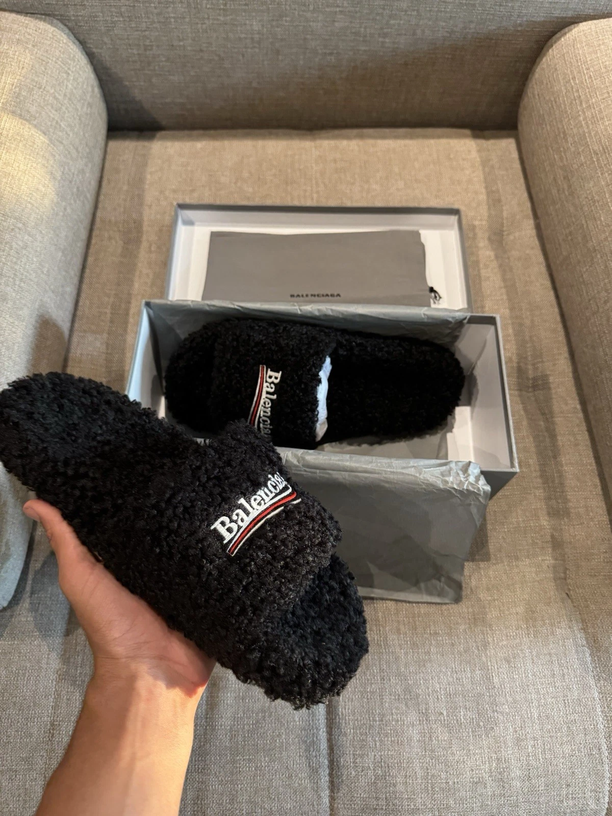 Balenciaga Furry Slide Coke Label Black review Oscar 01