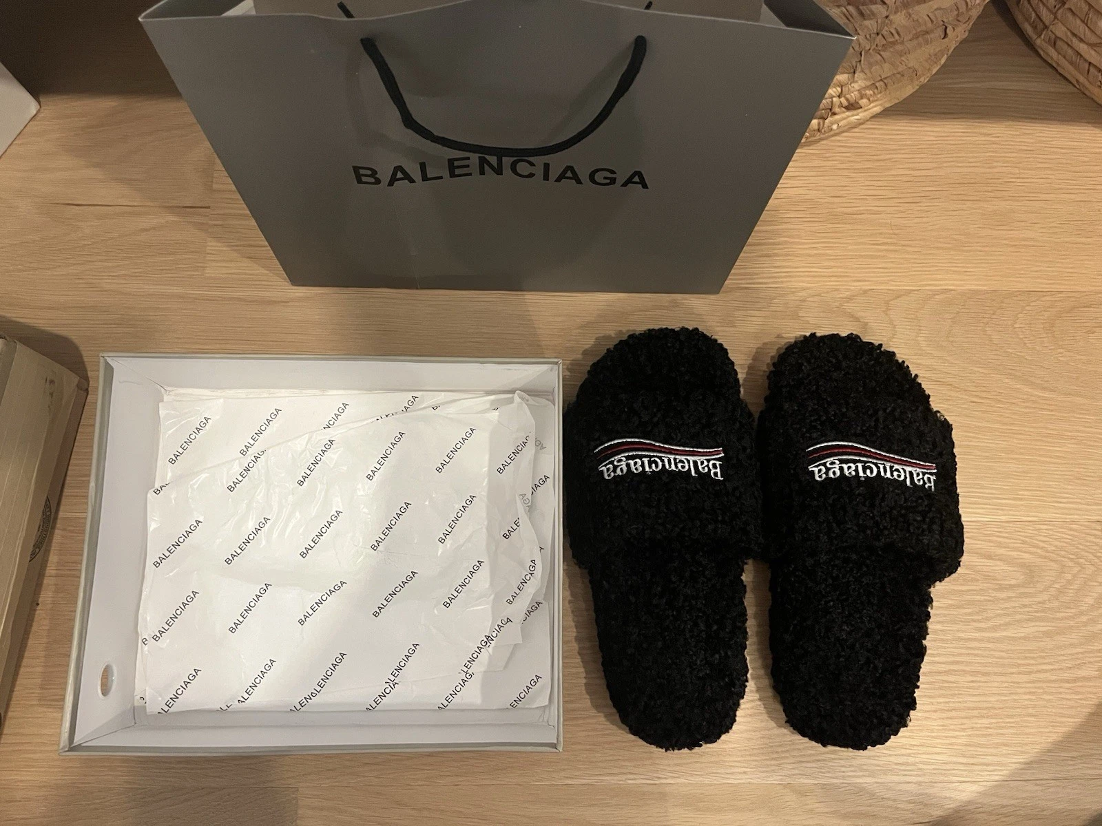 Balenciaga Furry Slide Coke Label Black review Phoebe 01