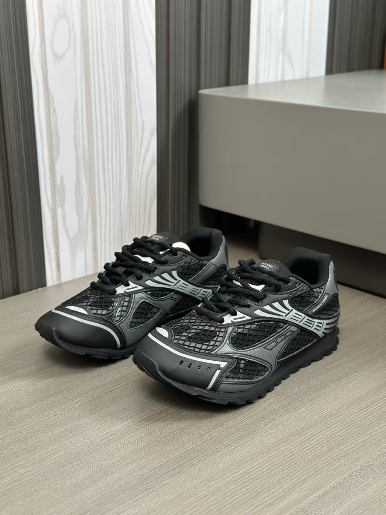 Bottega Veneta Orbit Black  741357V2X401000 review Oliver 01