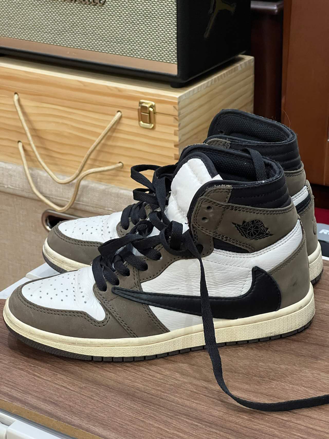 Air Jordan 1 Retro High OG SP Travis Scott Mocha CD4487-100 review Milan 02