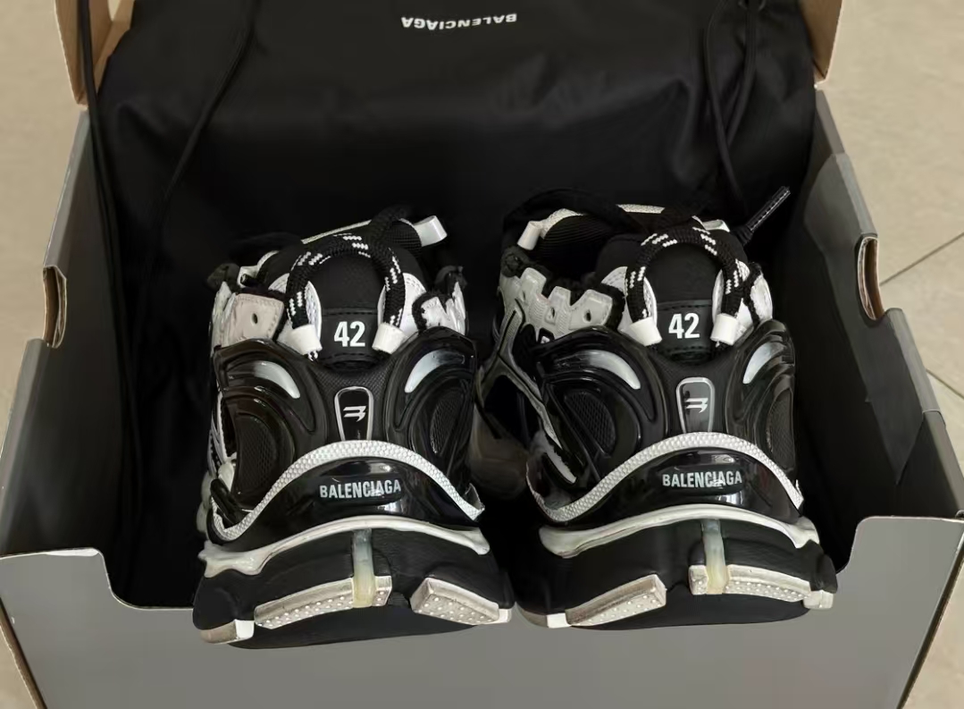 Balenciaga Runner Sneaker White--Black 772774 W3RMU 9010 review Bjdfg 02