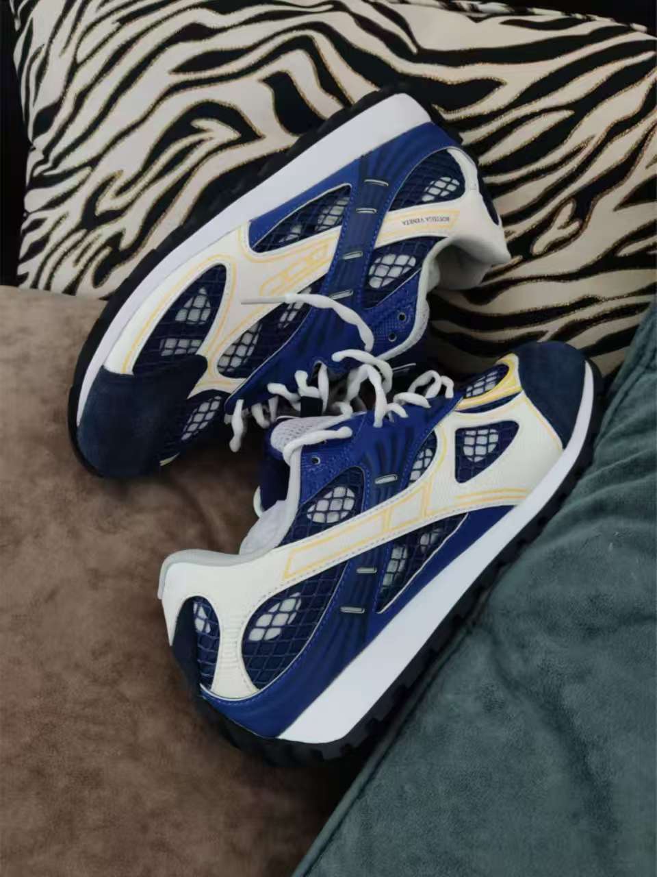 Bottega Veneta Orbit Blue White 816635V55B04058 review Cyril 00