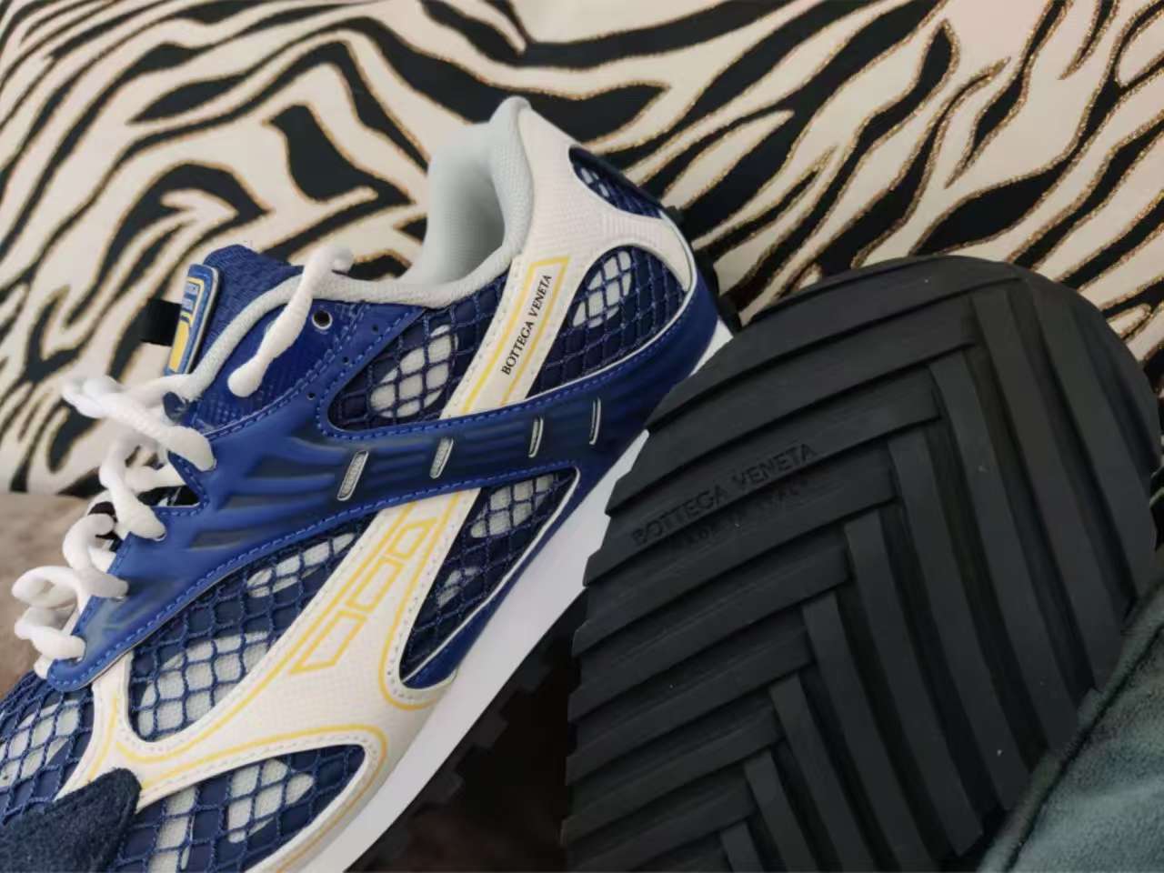 Bottega Veneta Orbit Blue White 816635V55B04058 review Cyril 02