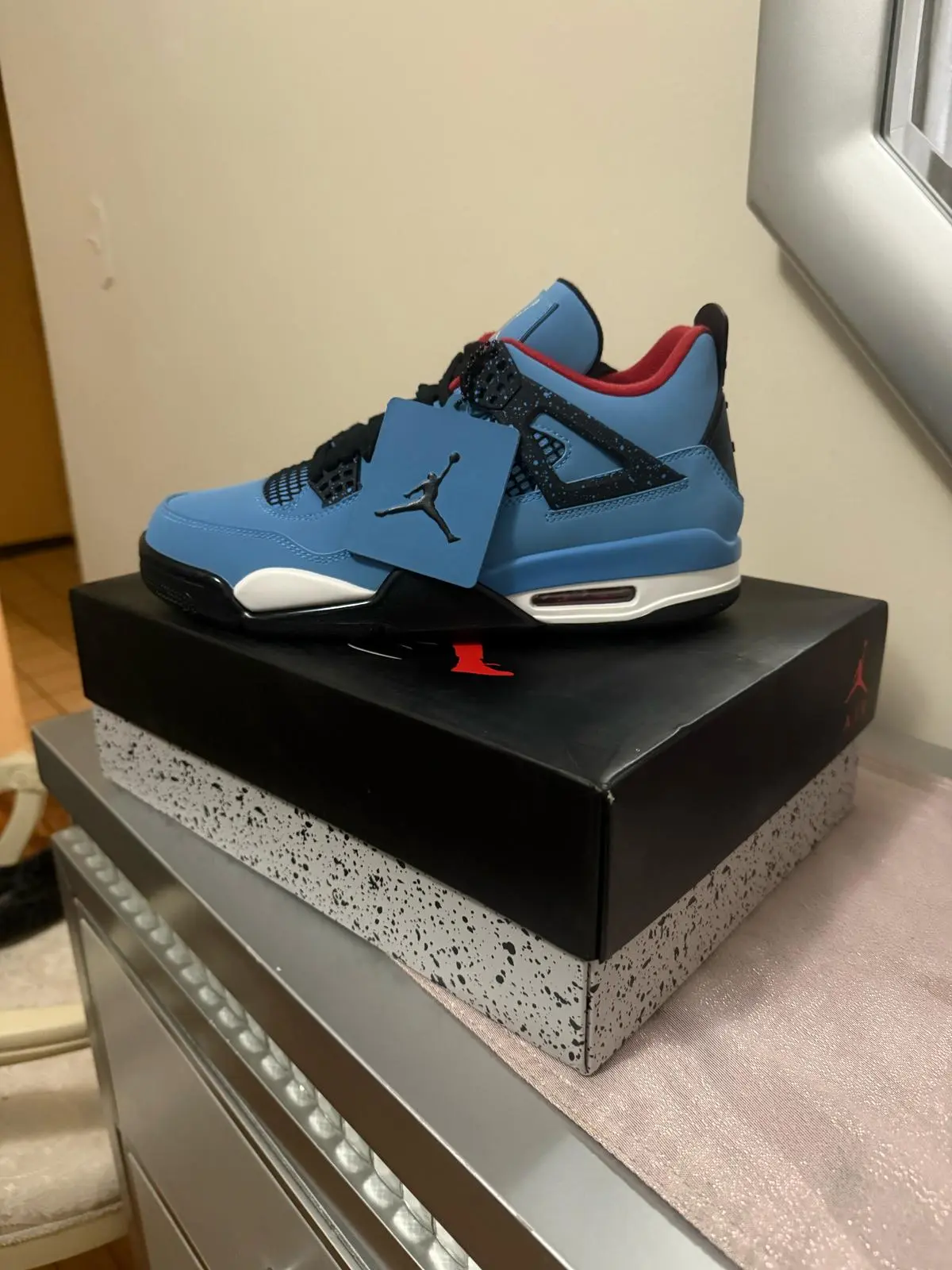 The jordan 4 reps, which not only looks stylish and unique, but also provides excellent comfort, are sold cheaply on the obosneaker website.