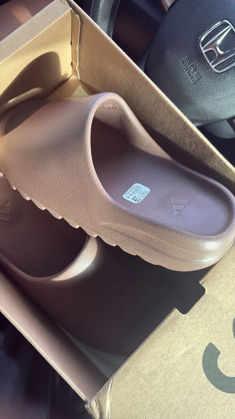 Obosneaker Customer feedback ：Adidas Yeezy Slide Soot GX6141
