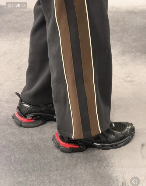 Obosneaker Customer Feedback ： Balenciaga Runner LED Sneaker Black