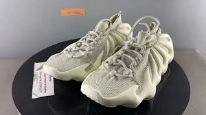 fake Yeezy 450 Cloud White: The perfect fusion of street trend and innovation
