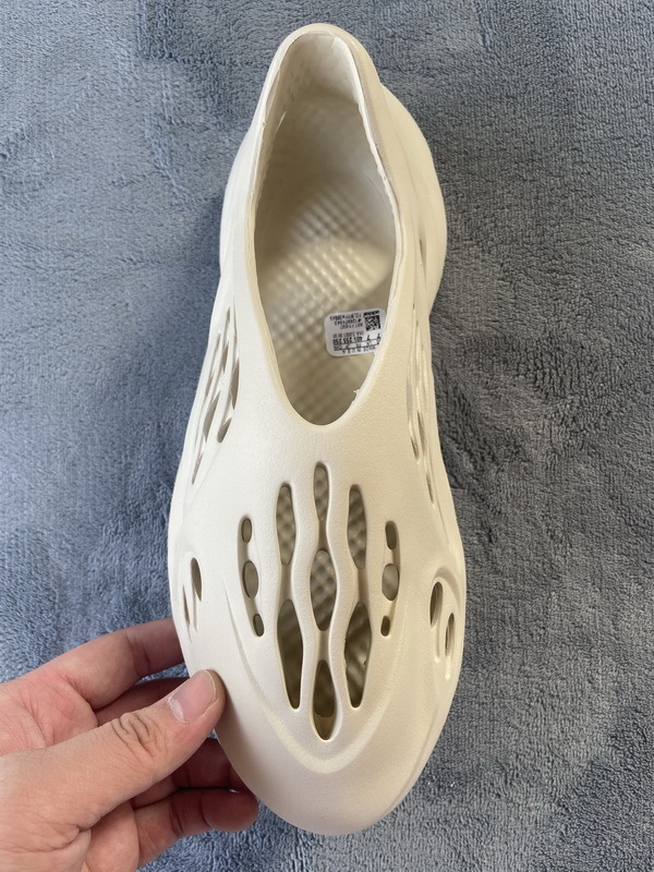 og Yeezy Foam RNNR Sand FY4567