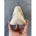 og Yeezy Foam RNNR Sand FY4567