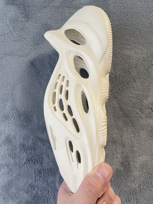 og Yeezy Foam RNNR Sand FY4567