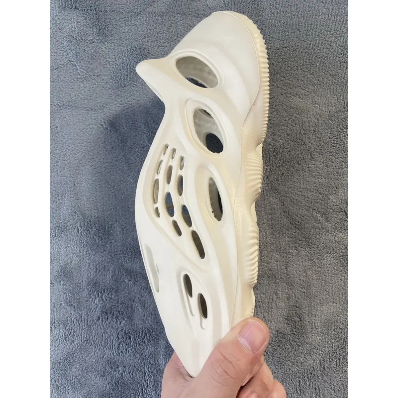 og Yeezy Foam RNNR Sand FY4567