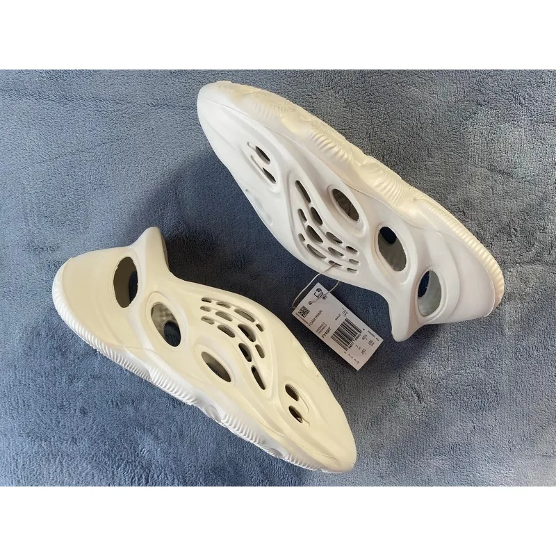 og Yeezy Foam RNNR Sand FY4567