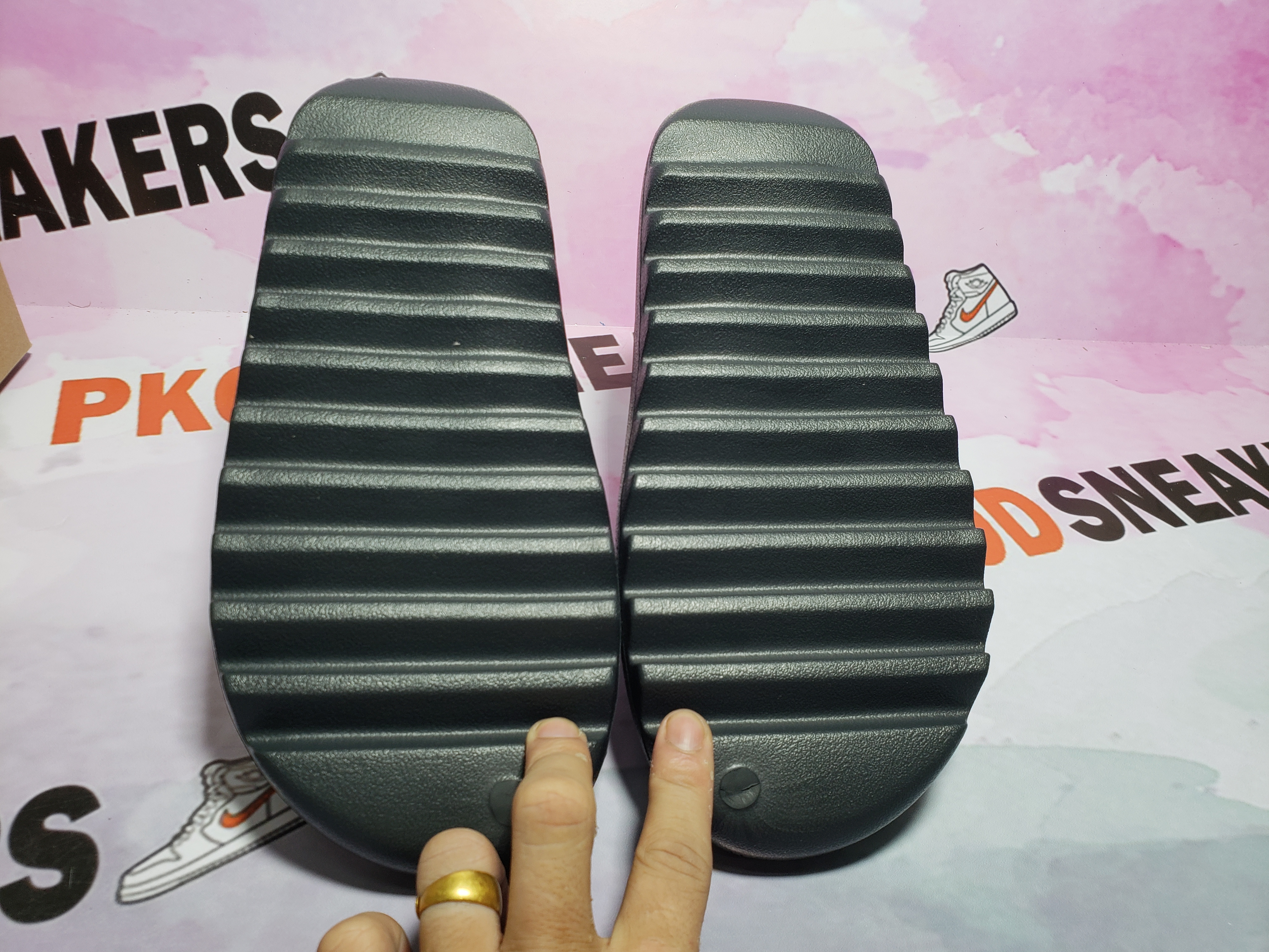 [buy two get one $0.1] og Yeezy Slide Onyx HQ6448
