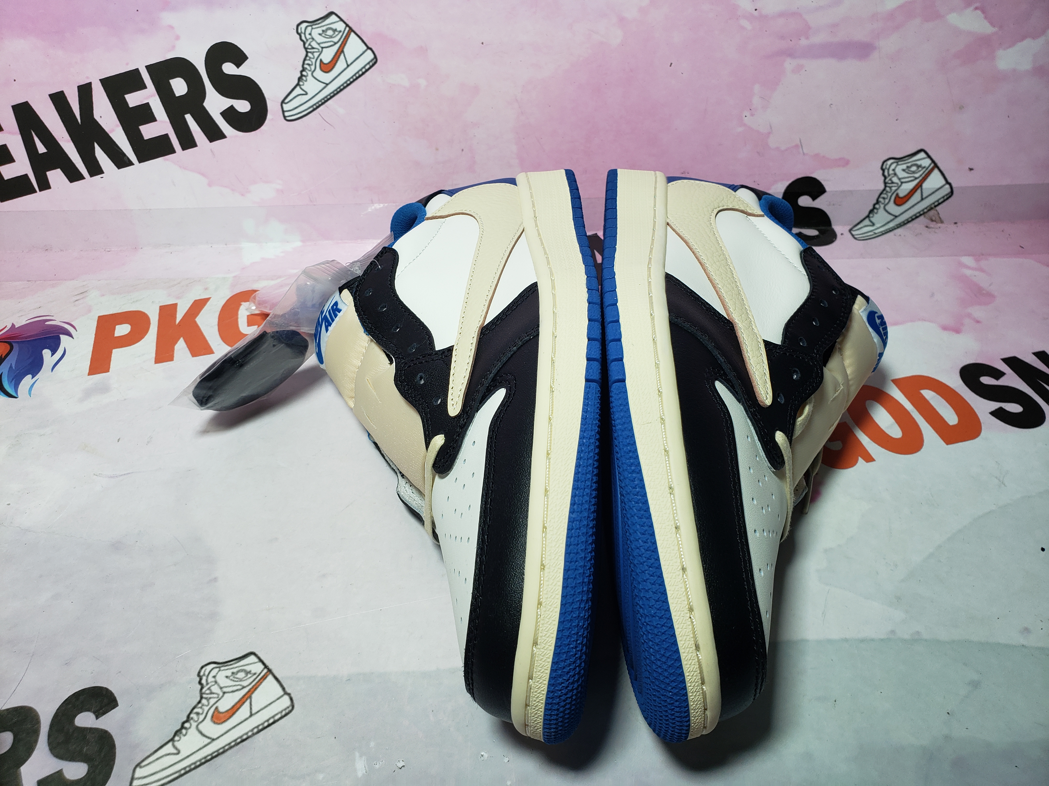 OG Jordan 1 Low fragment design x Travis Scott DM7866-140