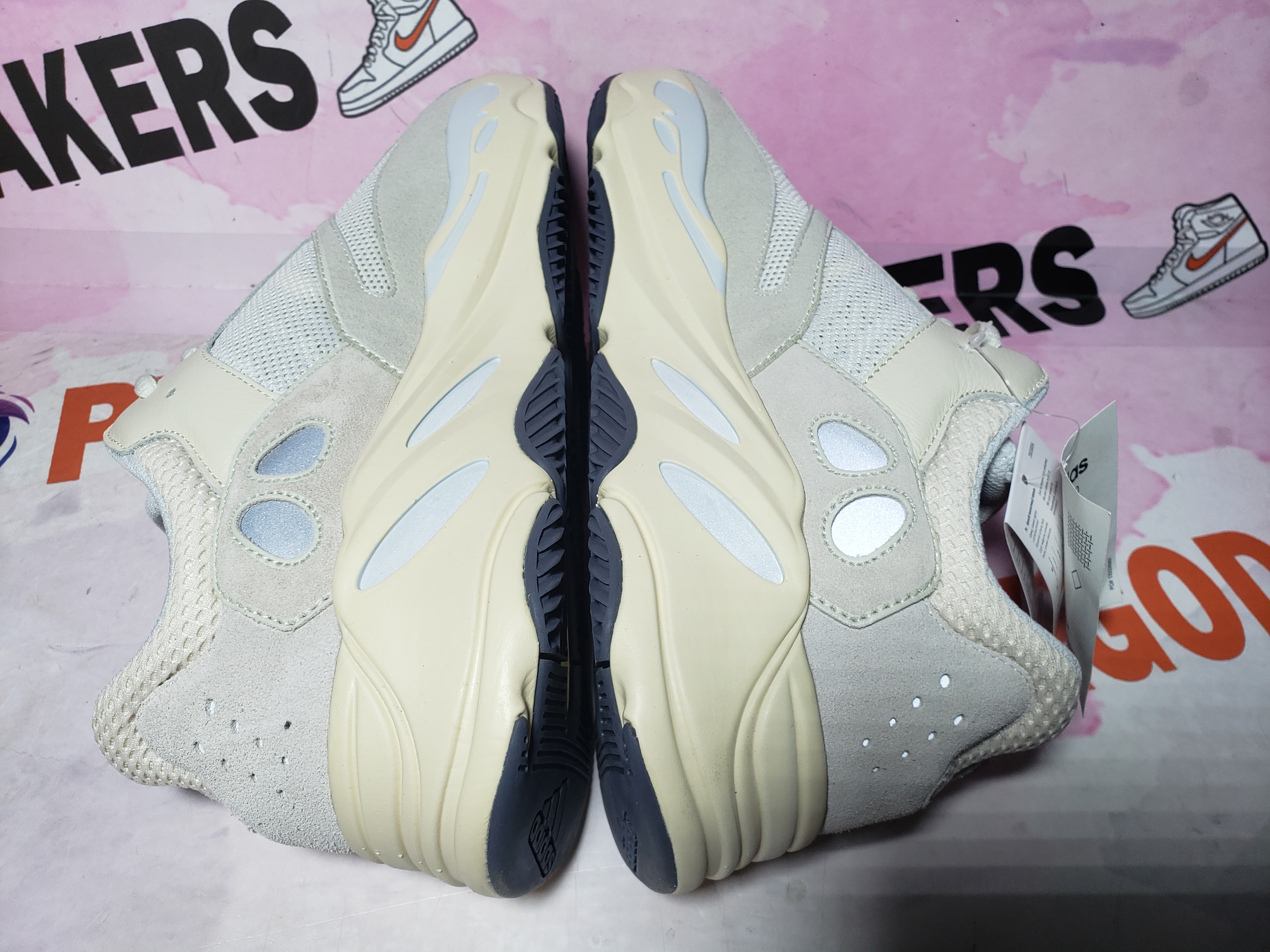 PKGoden Yeezy Boost 700 Analog EG7596