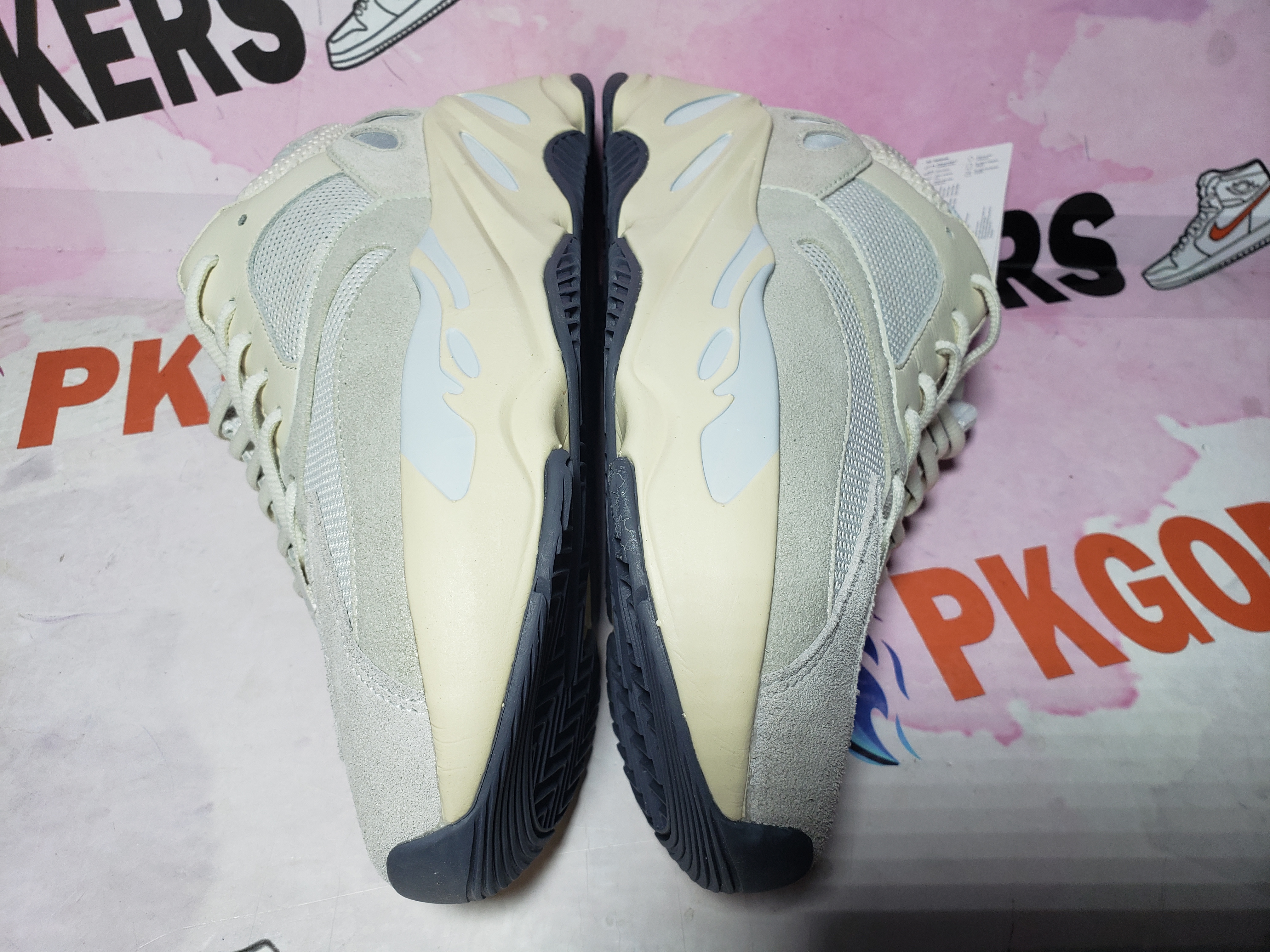 PKGoden Yeezy Boost 700 Analog EG7596