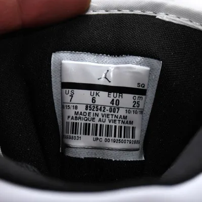 Air Jordan 1 Mid 'Patent Black White Gold'