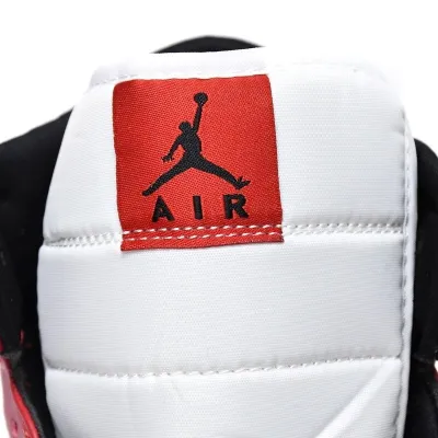 Air Jordan 1 Mid 'Chicago Black Toe'