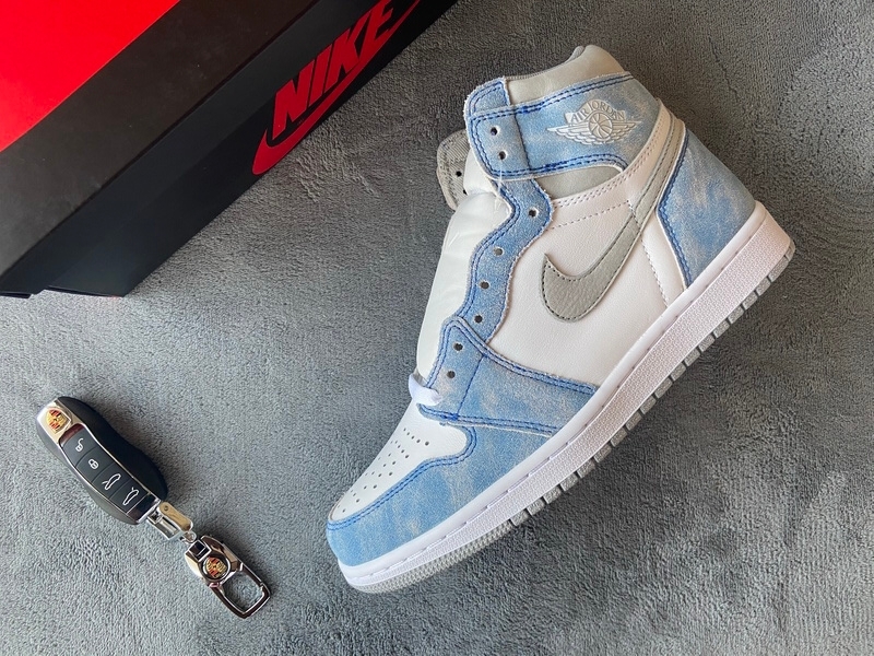 Jordan 1 Retro High Hyper Royal Smoke Grey (Mid Quality)