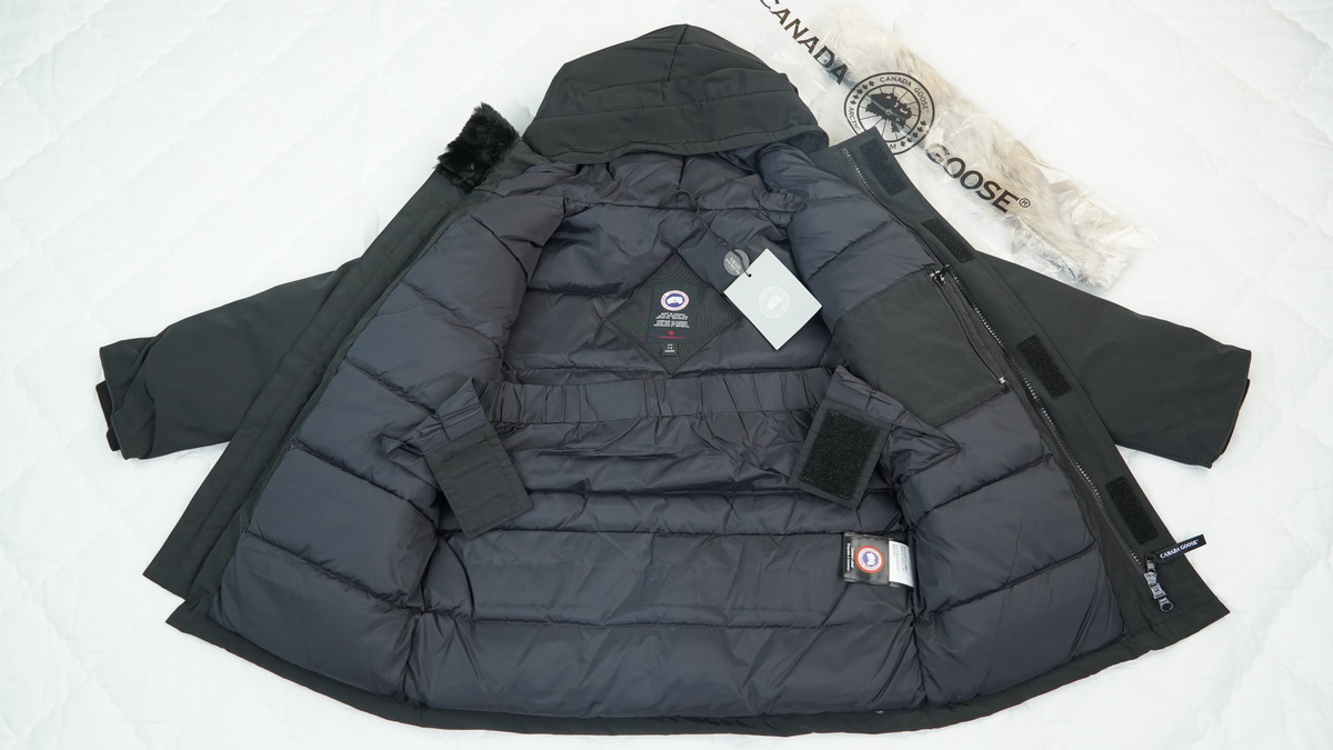 CANADA GOOSE Black Down Jacket
