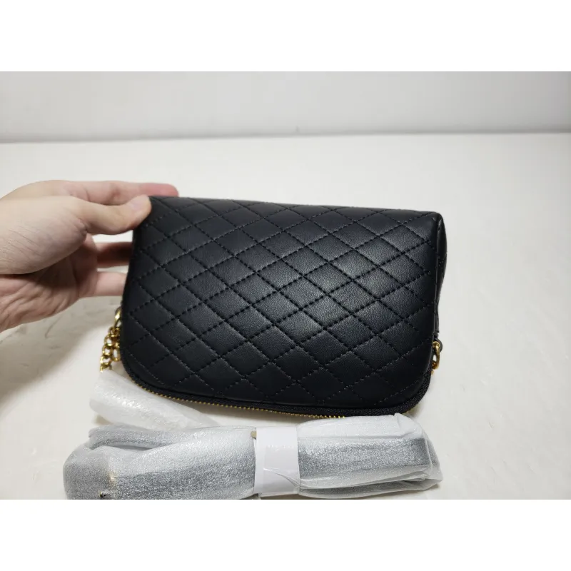 Gaby zipped pouch in quilted lambskin