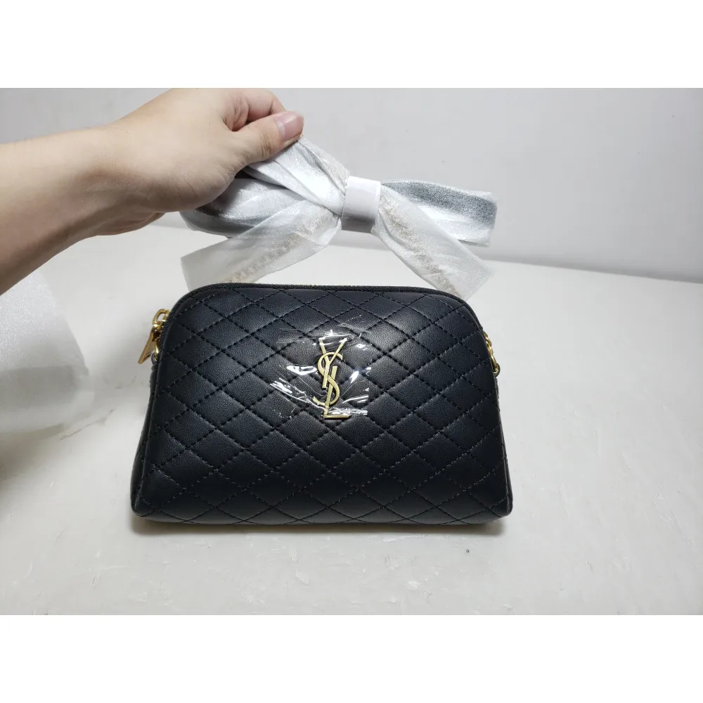 Gaby zipped pouch in quilted lambskin
