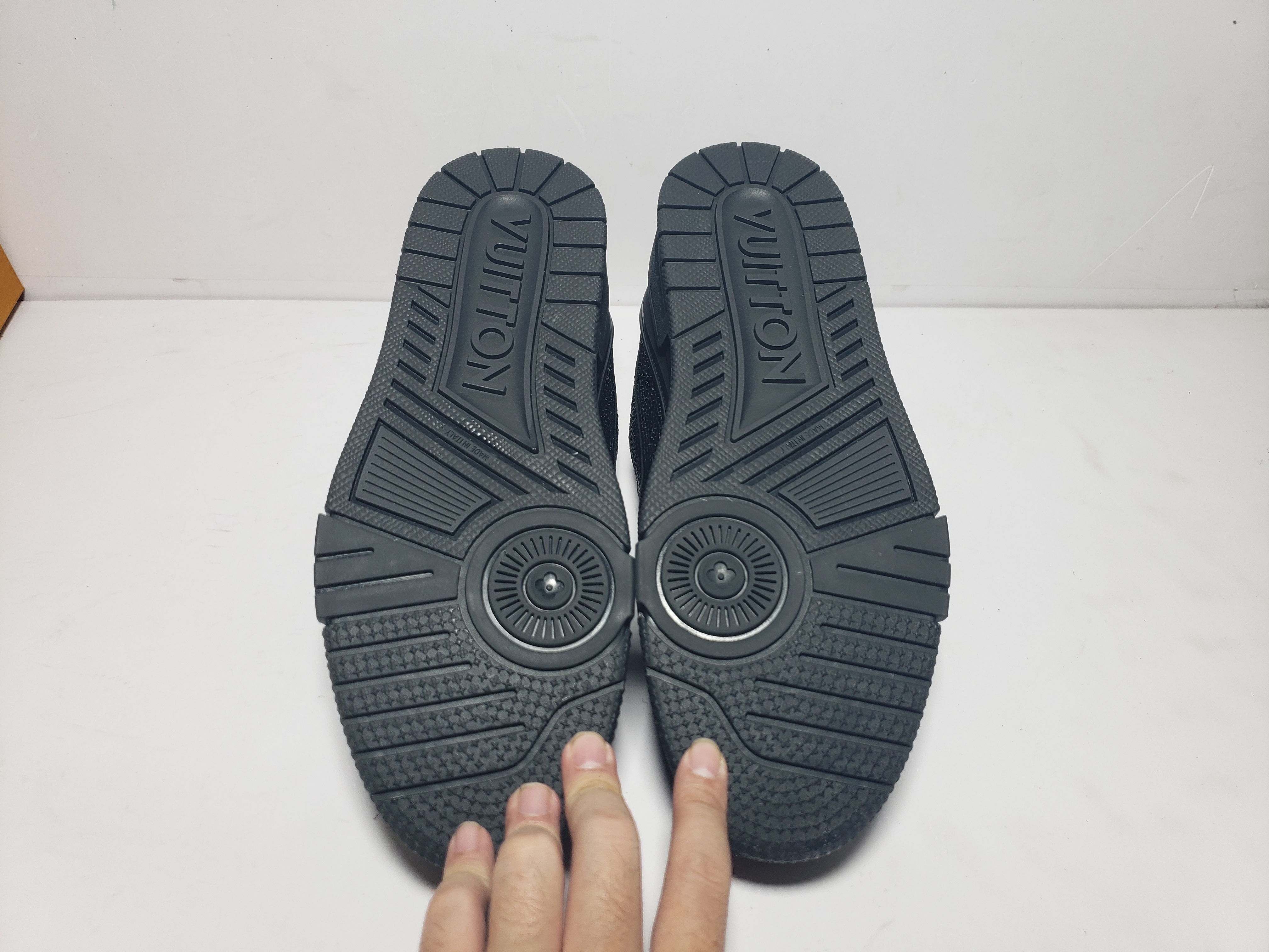 LOUIS VUITTON Trainer All black Diamond