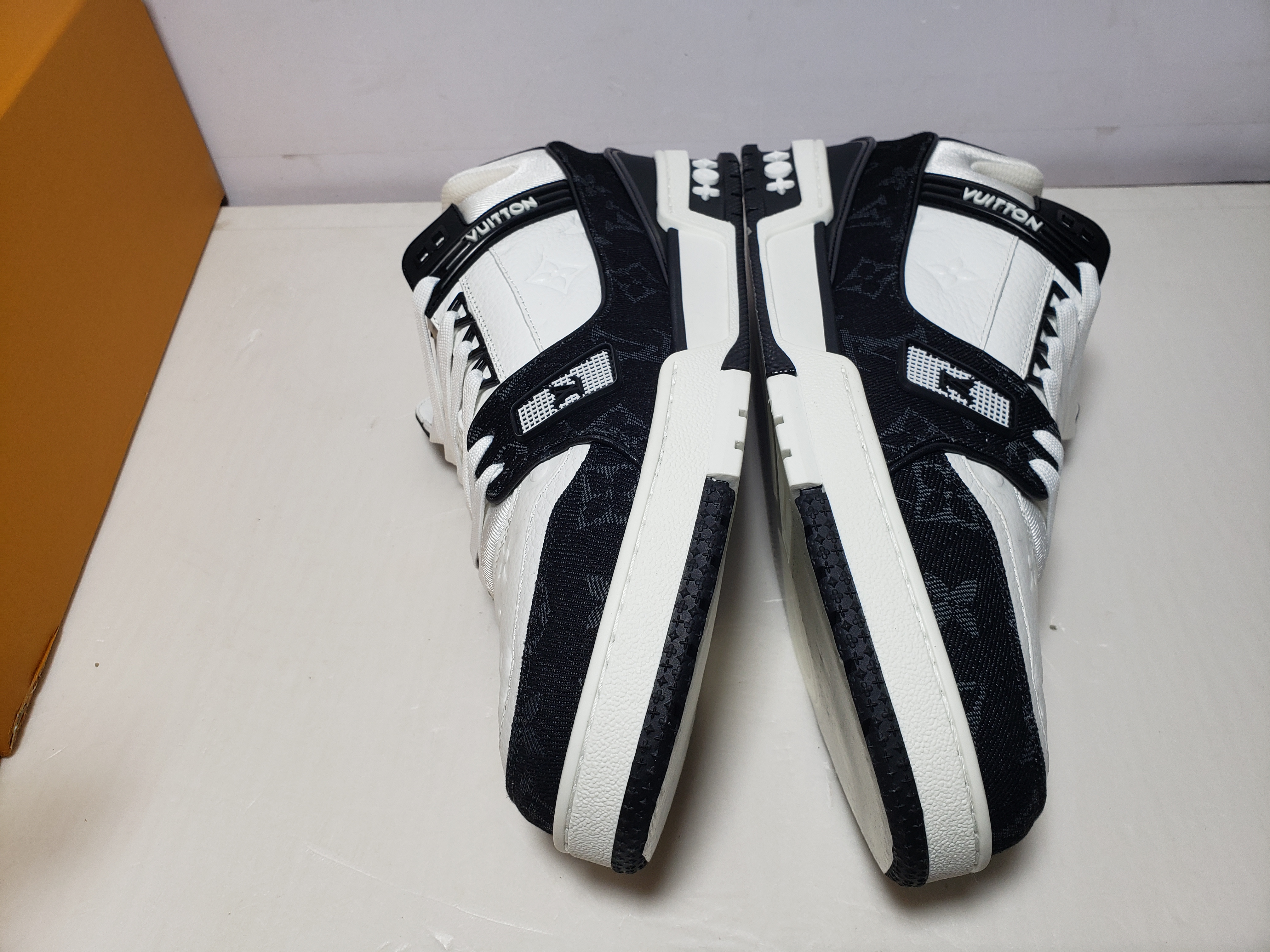 Replica Louis Vuitton Trainer Black And White Cloth Cover,VL1202