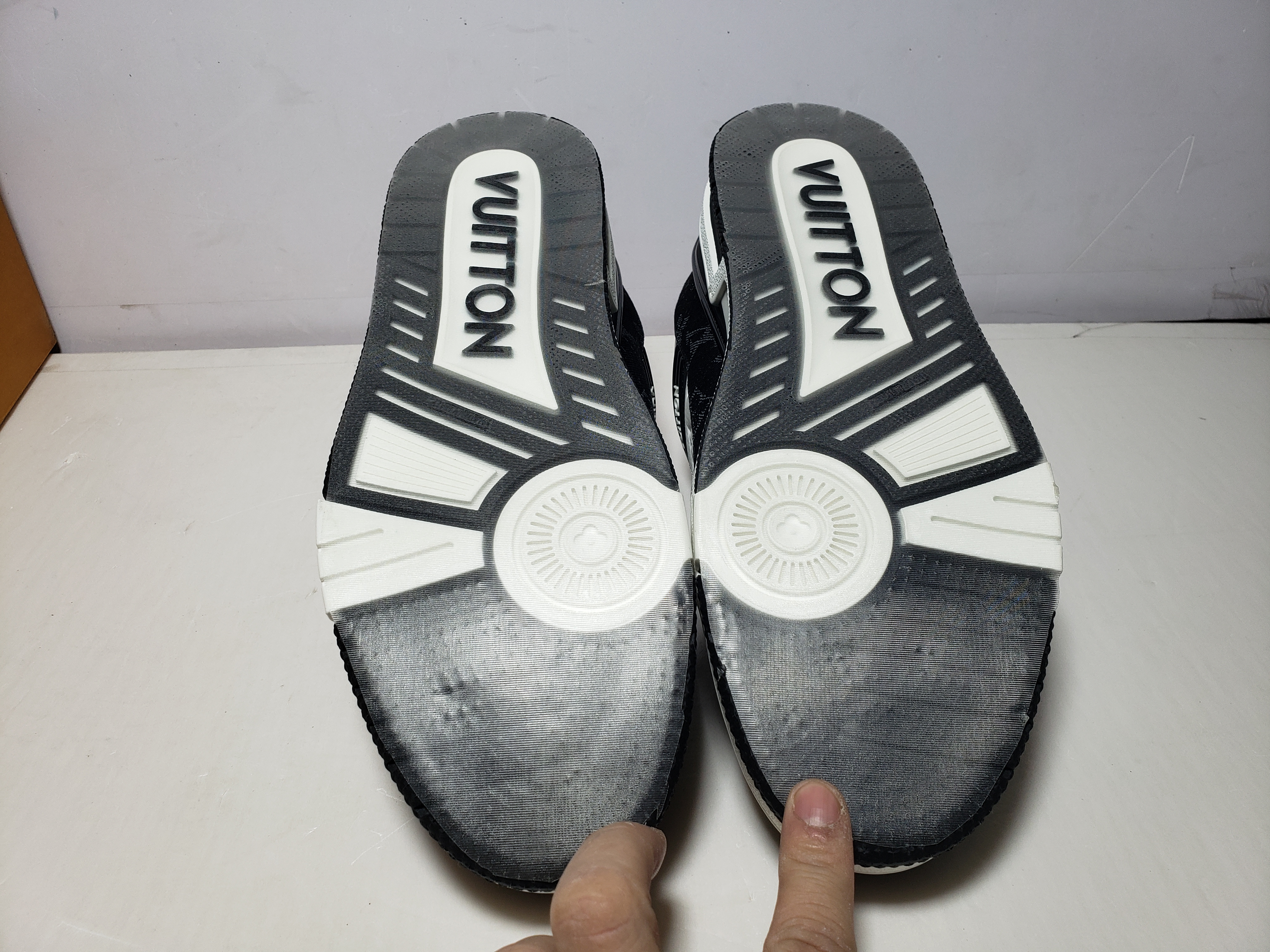 Replica Louis Vuitton Trainer Black And White Cloth Cover,VL1202