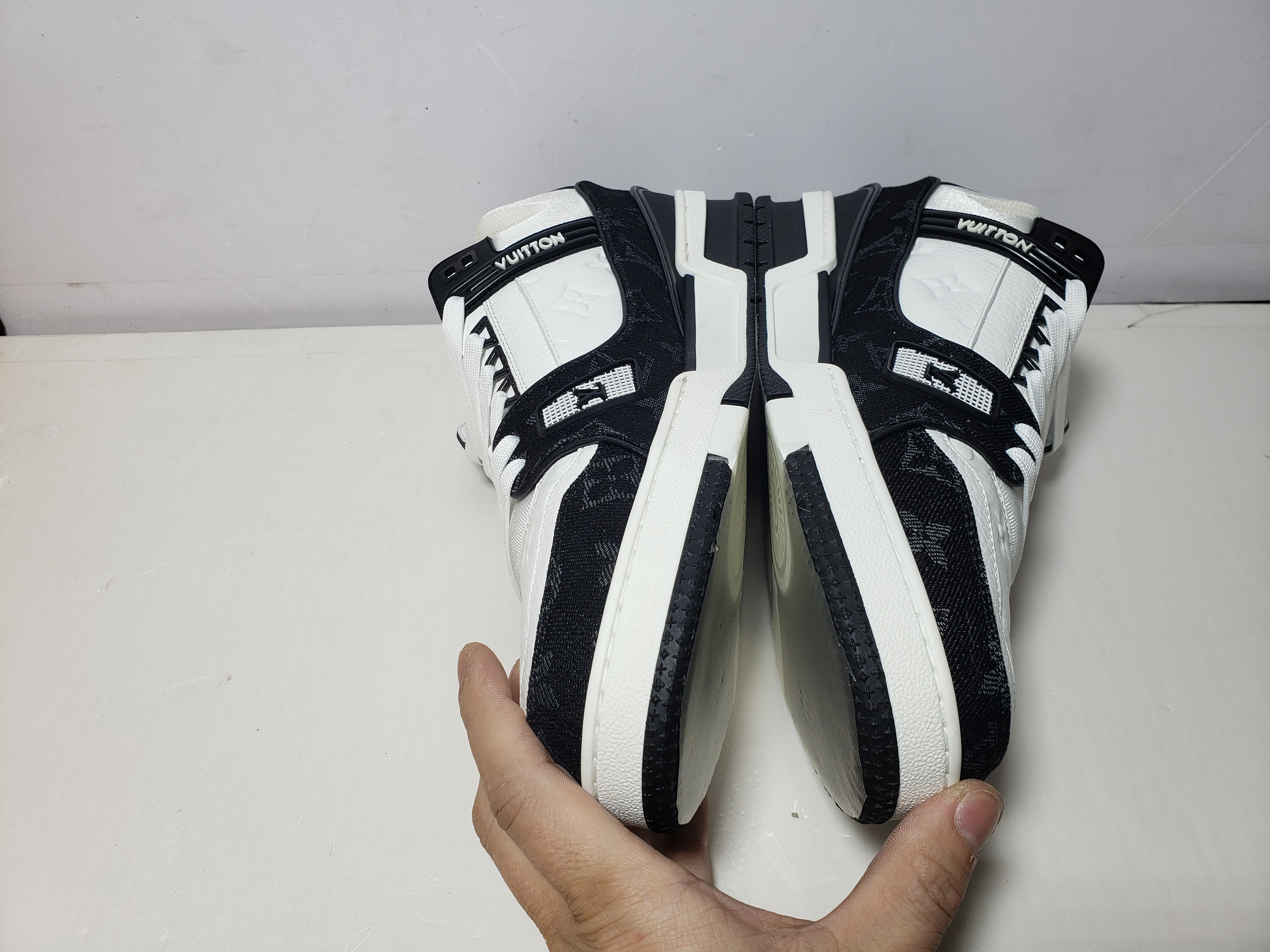 Replica Louis Vuitton Trainer Black And White Cloth Cover,VL1202