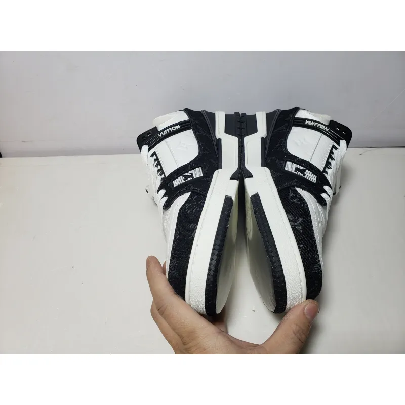 Replica Louis Vuitton Trainer Black And White Cloth Cover,VL1202