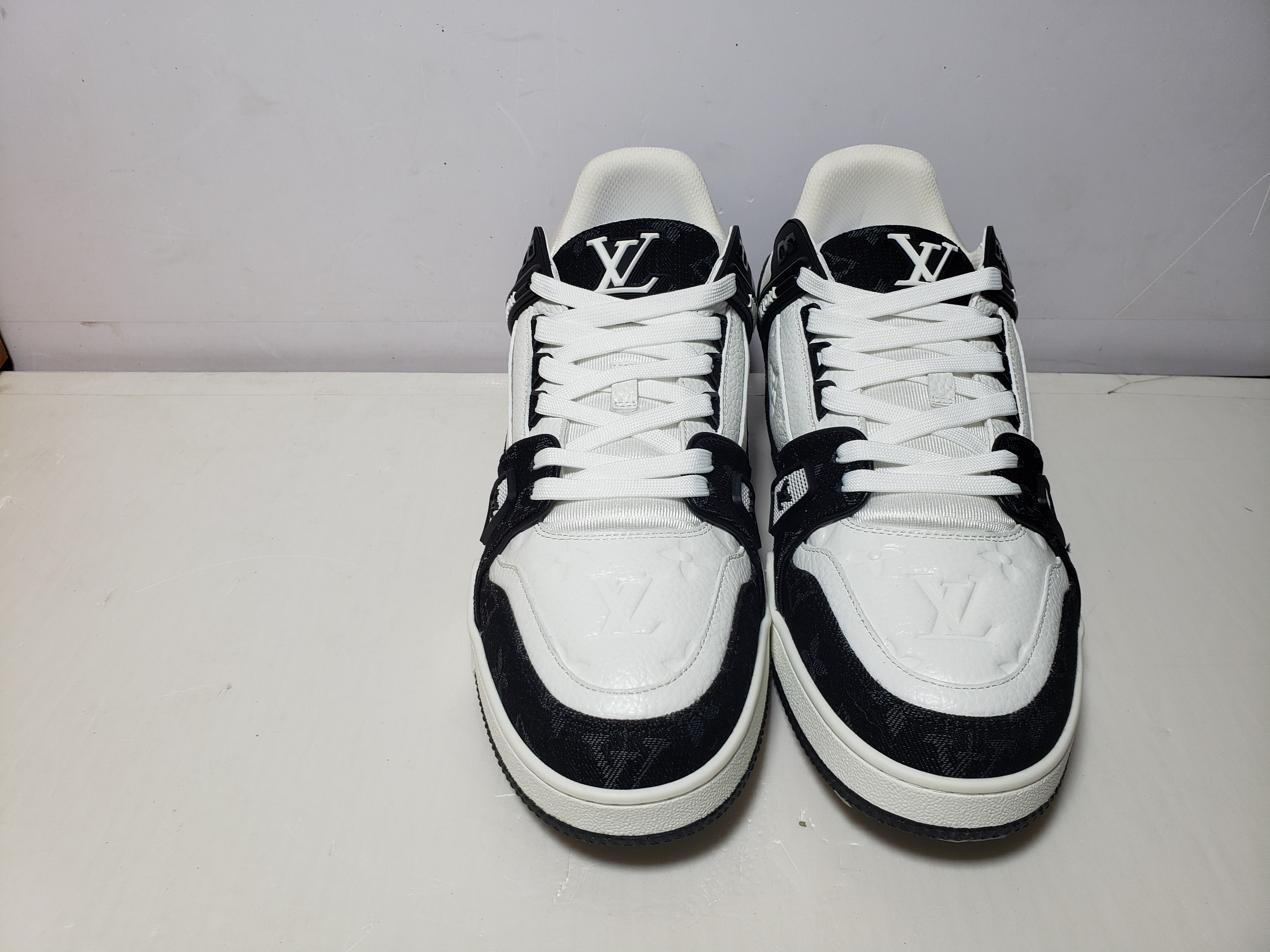 Replica Louis Vuitton Trainer Black And White Cloth Cover,VL1202