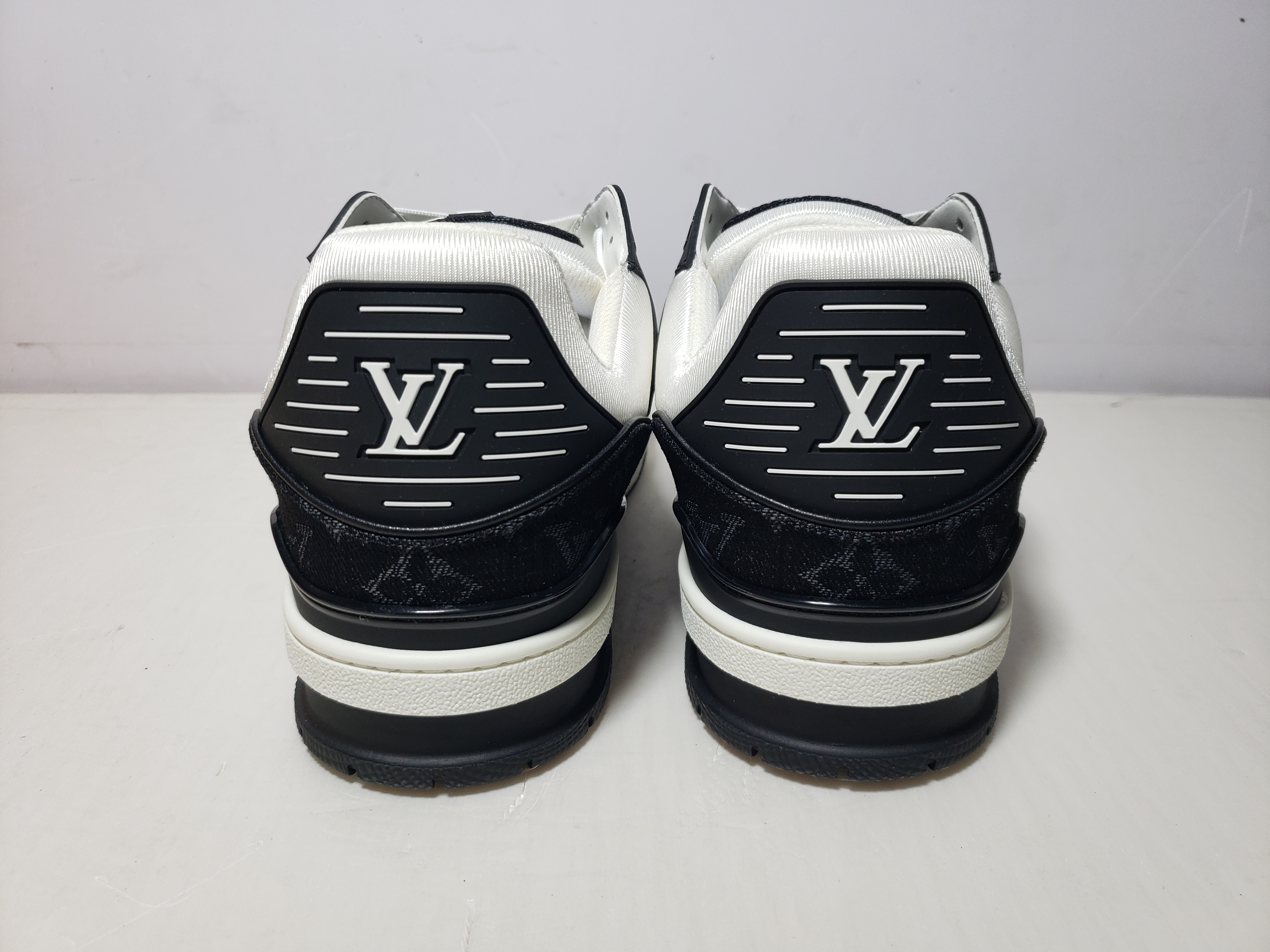 Replica Louis Vuitton Trainer Black And White Cloth Cover,VL1202