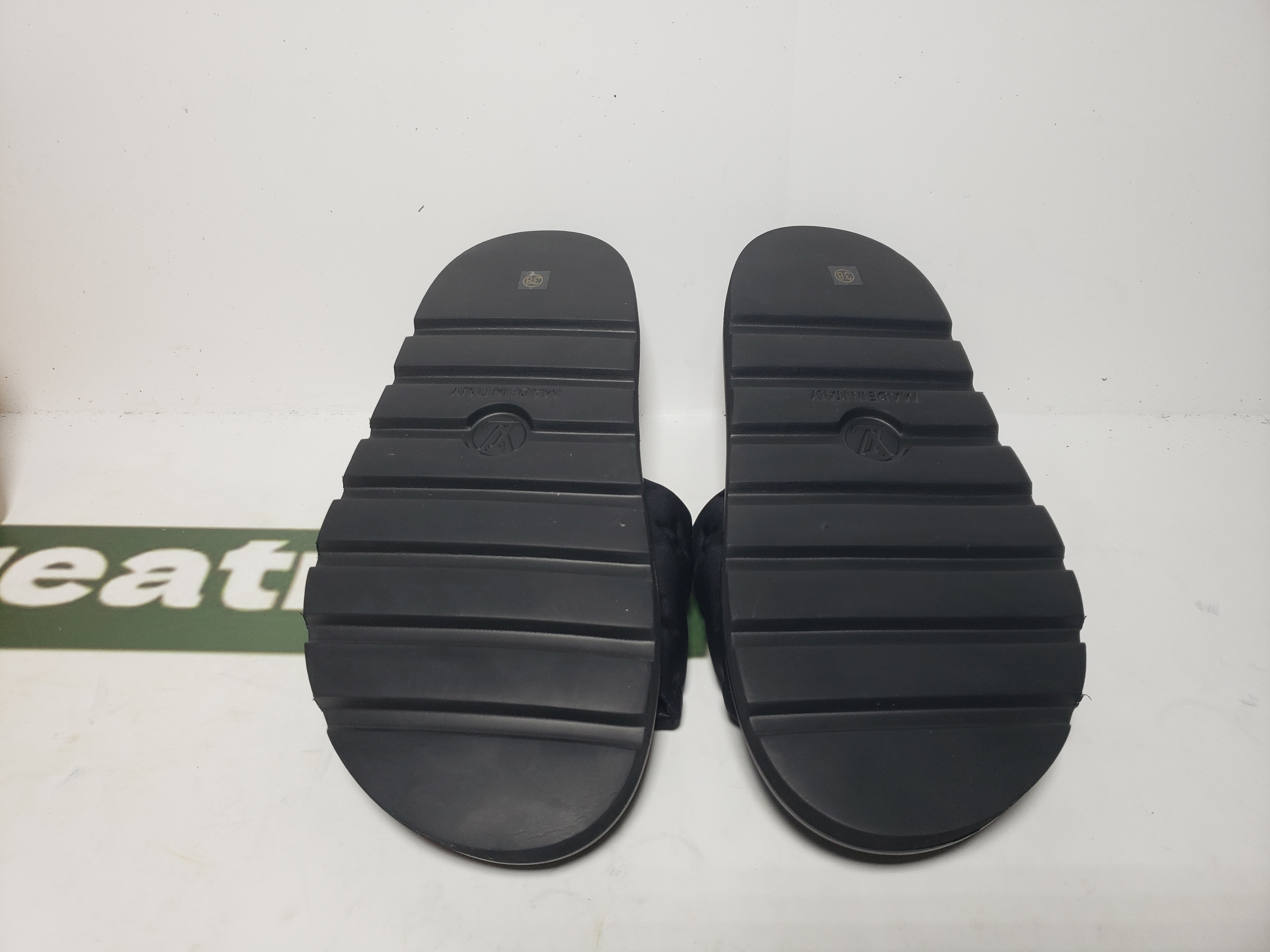 Replica LOUIS VUITTON Pool Pillow Comfort Black relief