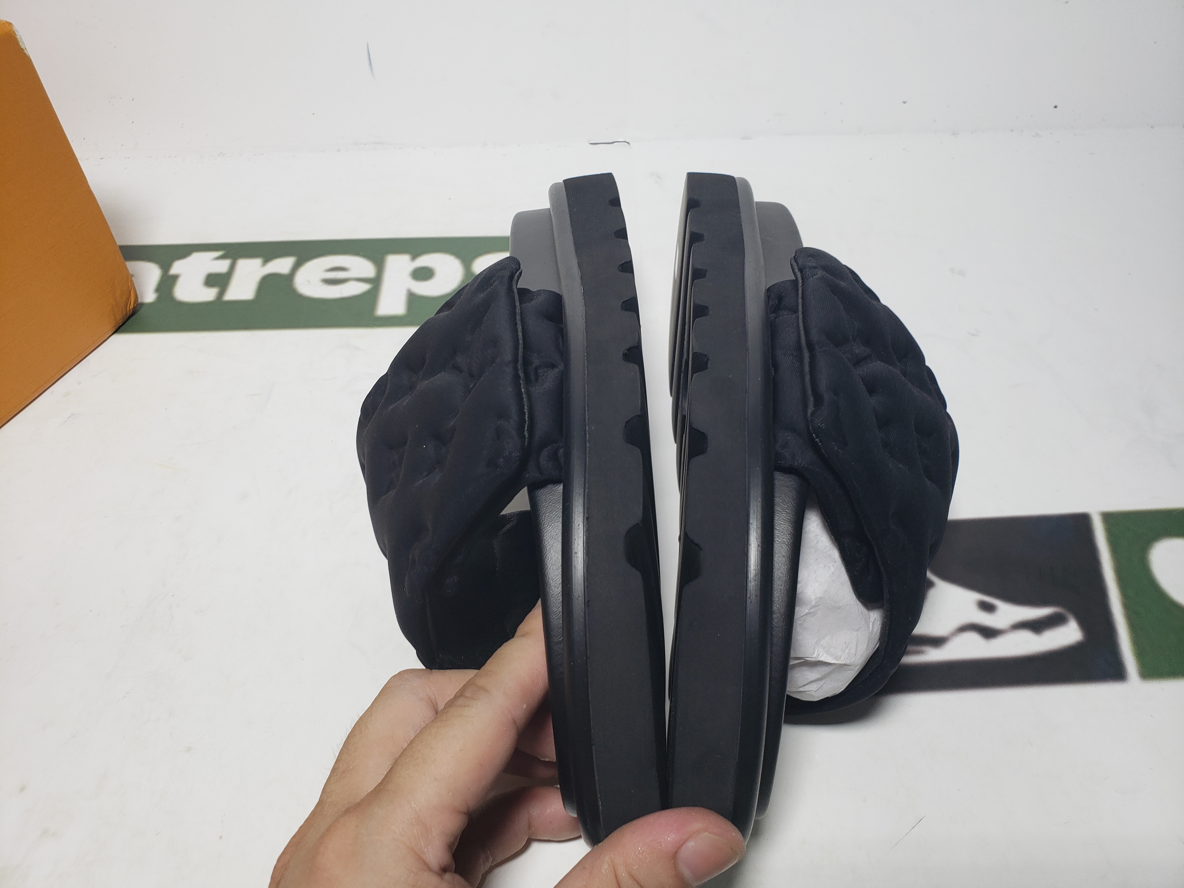 Replica LOUIS VUITTON Pool Pillow Comfort Black relief