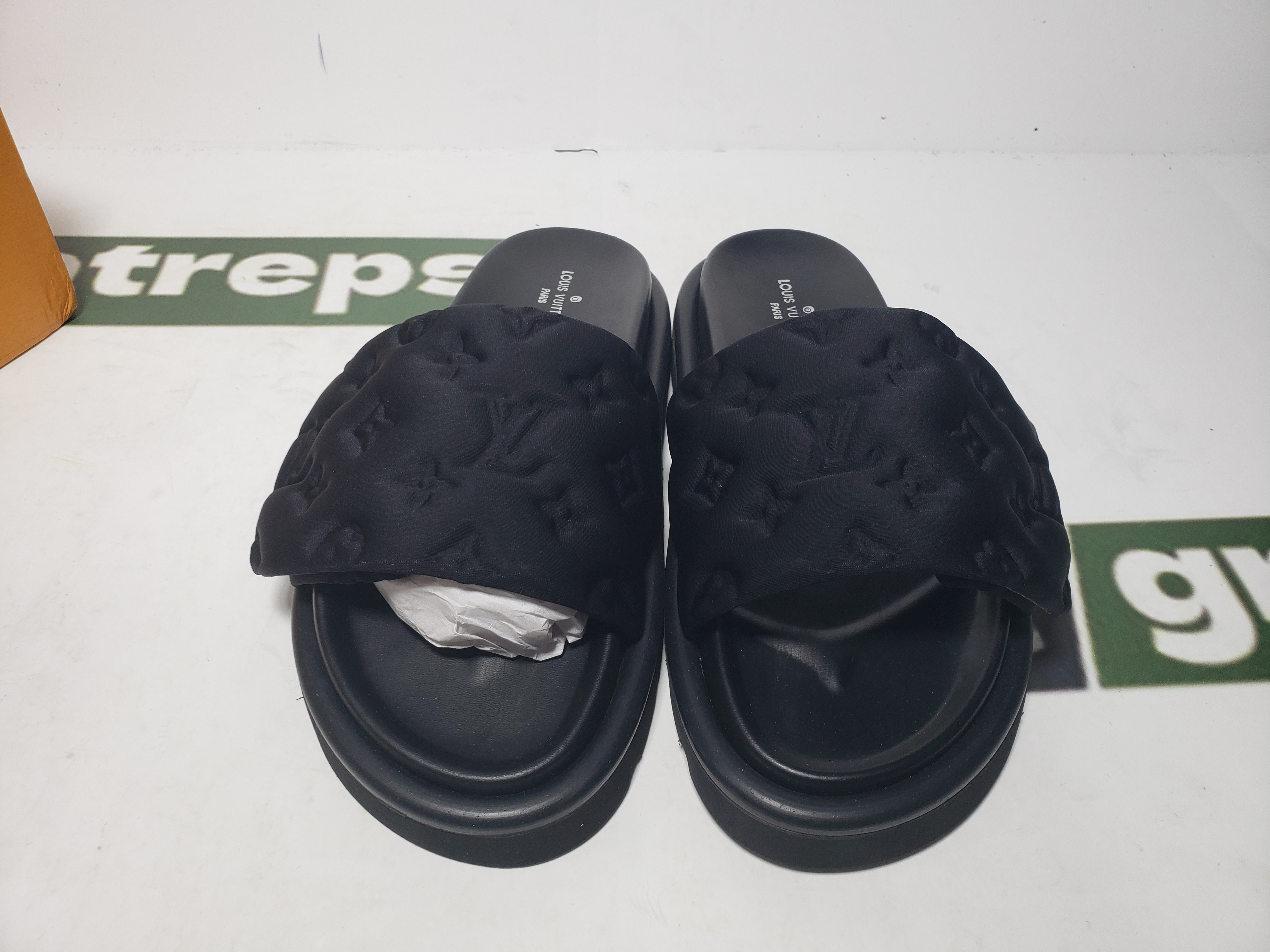 Replica LOUIS VUITTON Pool Pillow Comfort Black relief