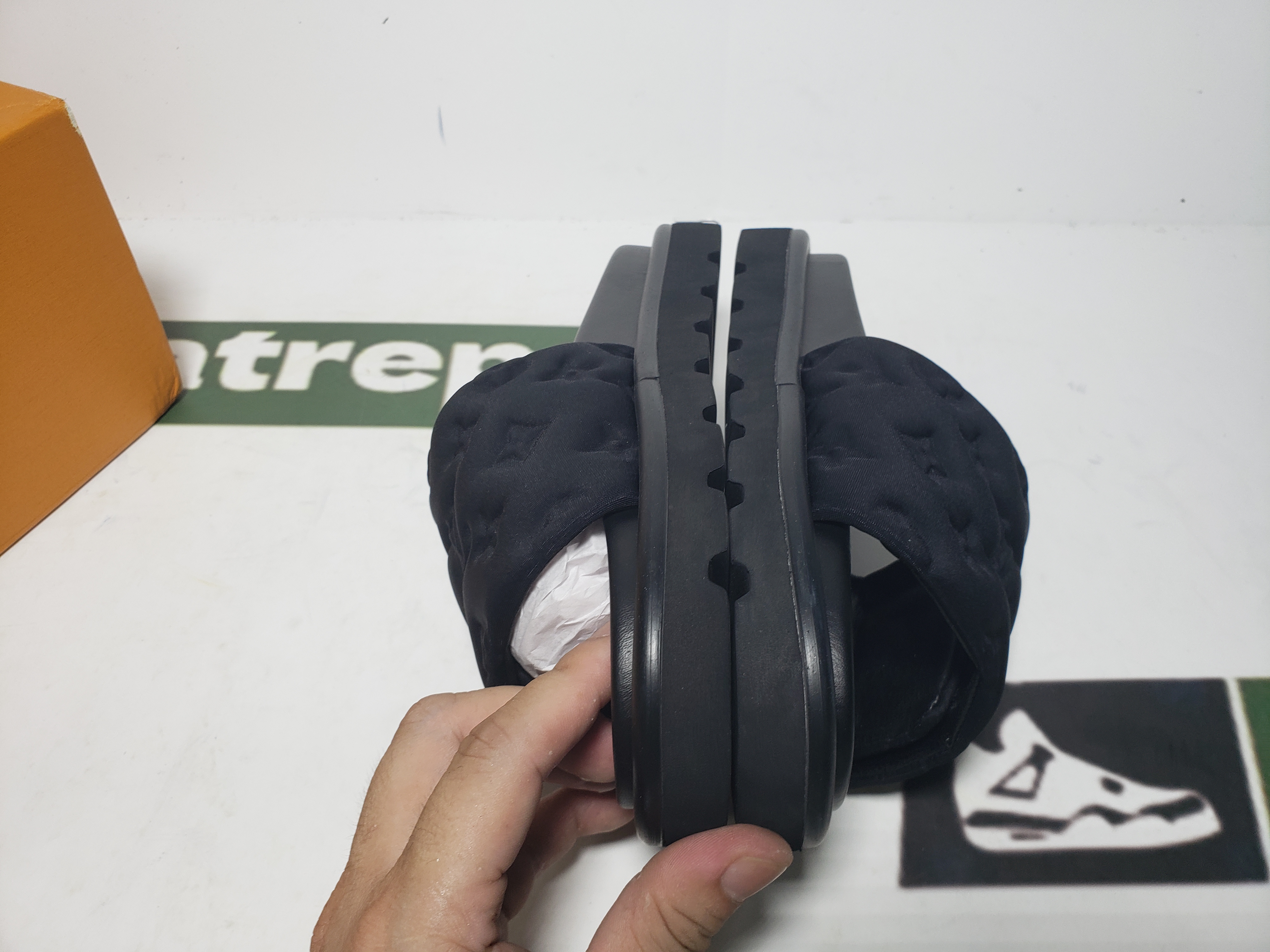 Replica LOUIS VUITTON Pool Pillow Comfort Black relief