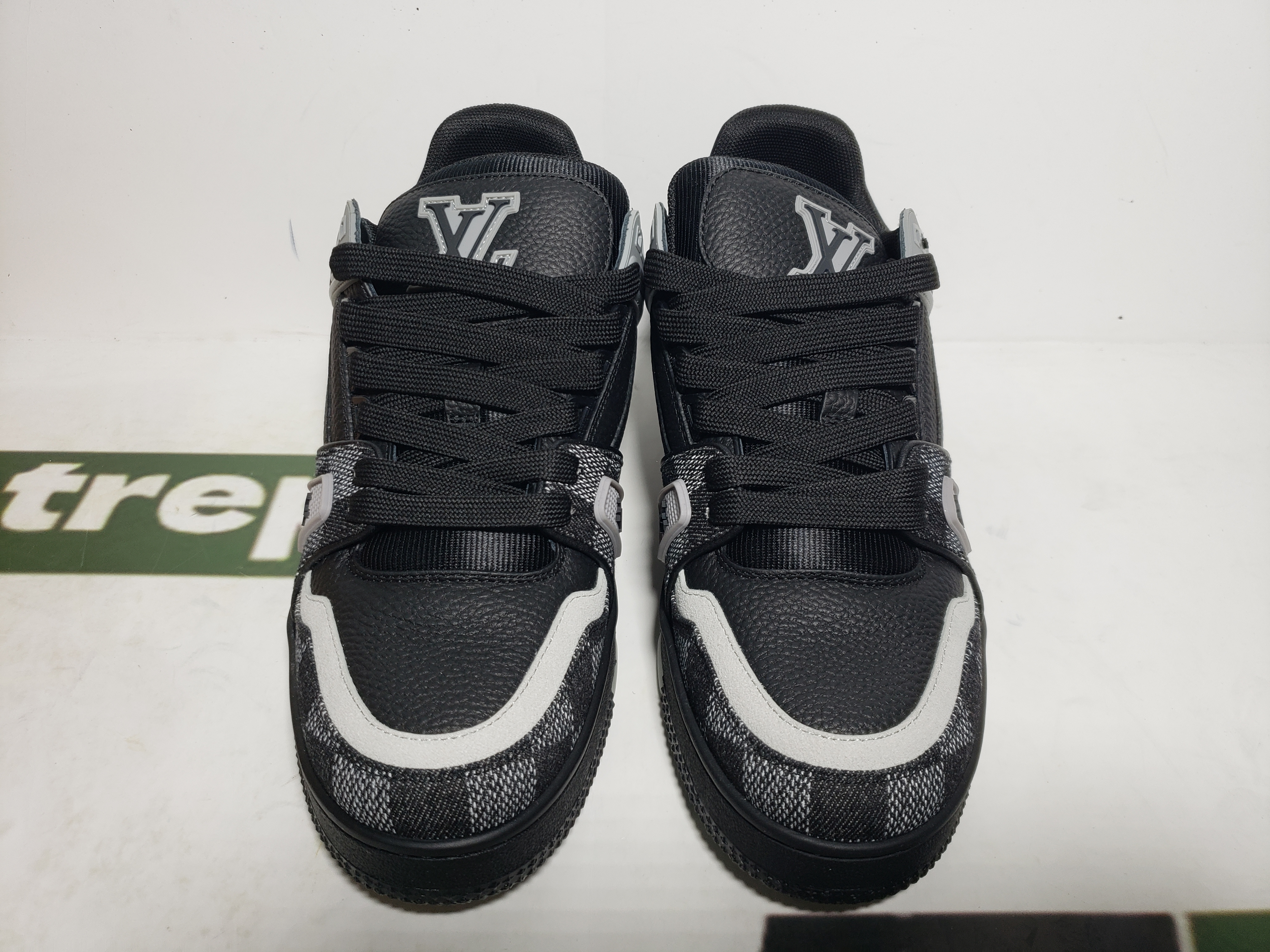 Replica Louis Vuitton Trainer Black White