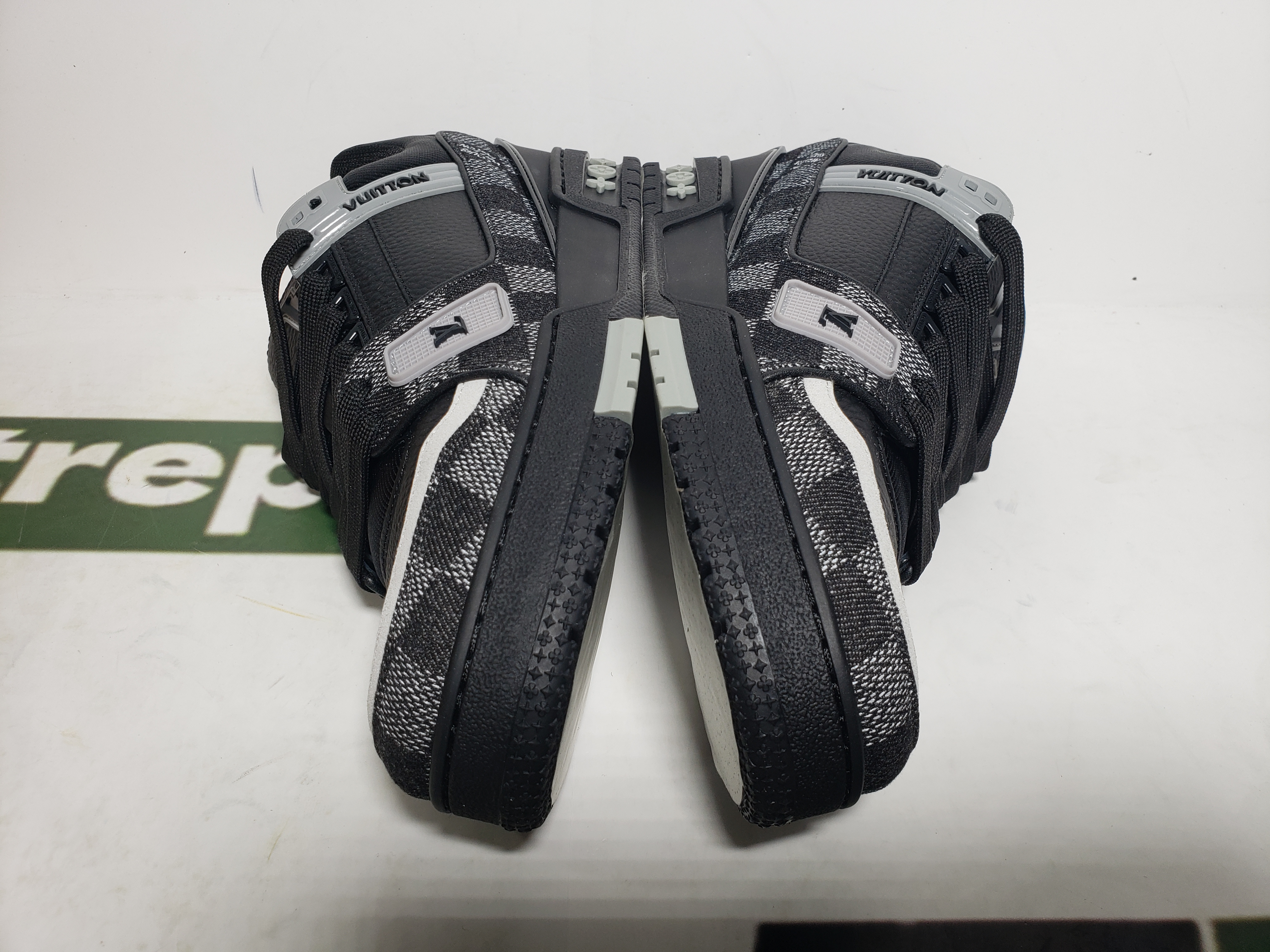 Replica Louis Vuitton Trainer Black White