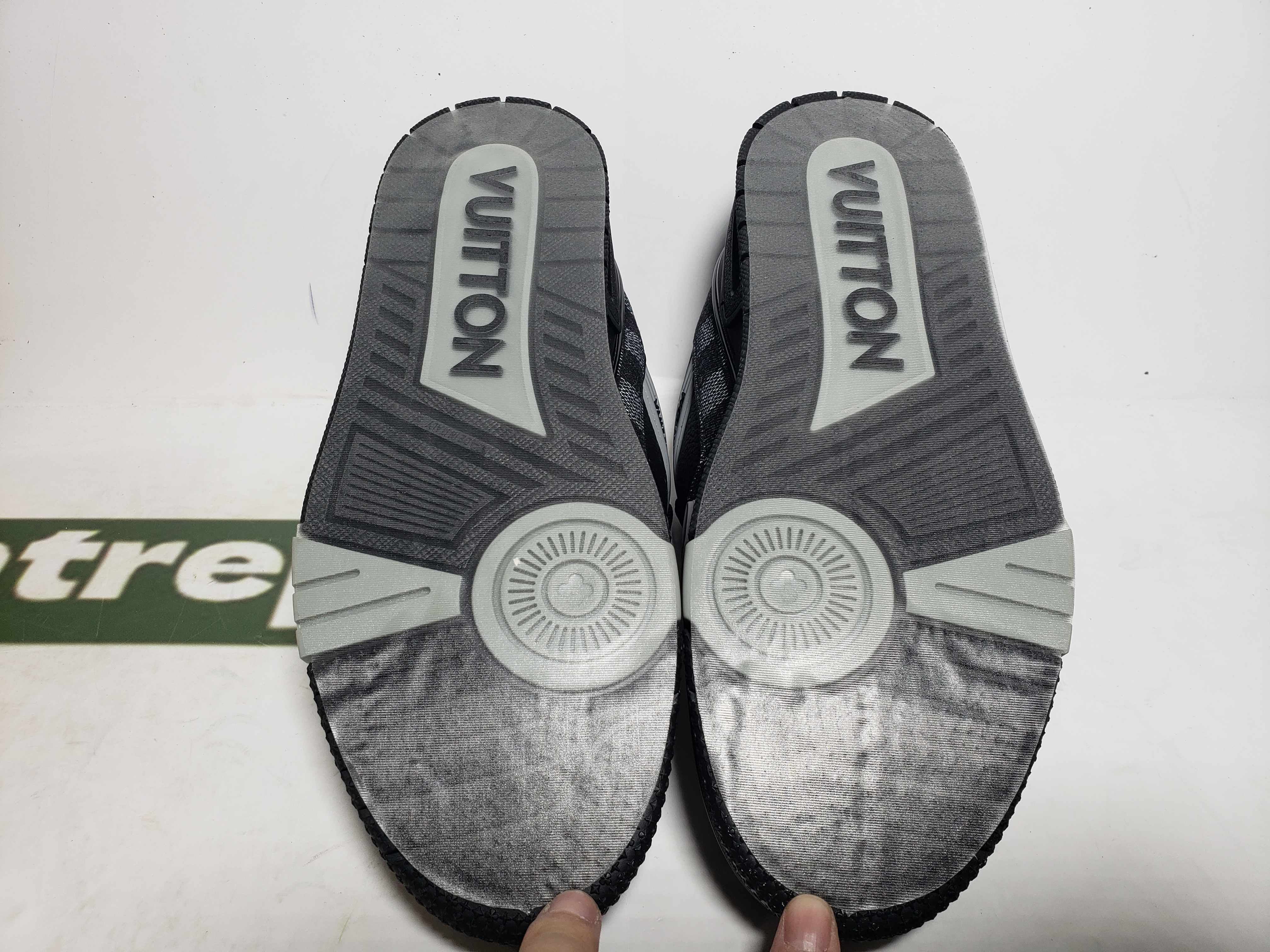 Replica Louis Vuitton Trainer Black White