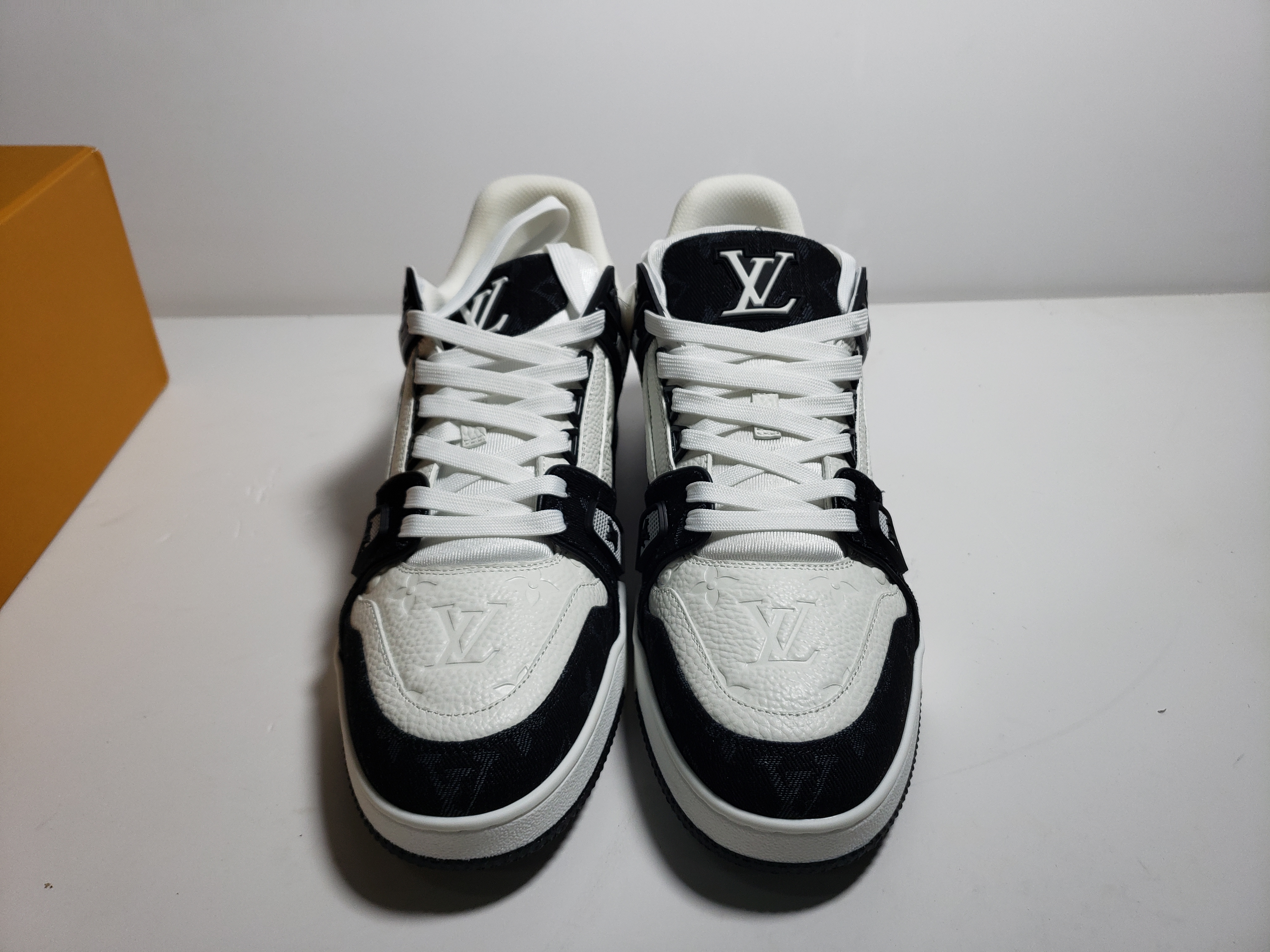 LJR Louis Vuitton Trainer Black And White Cloth Cover,VL1202