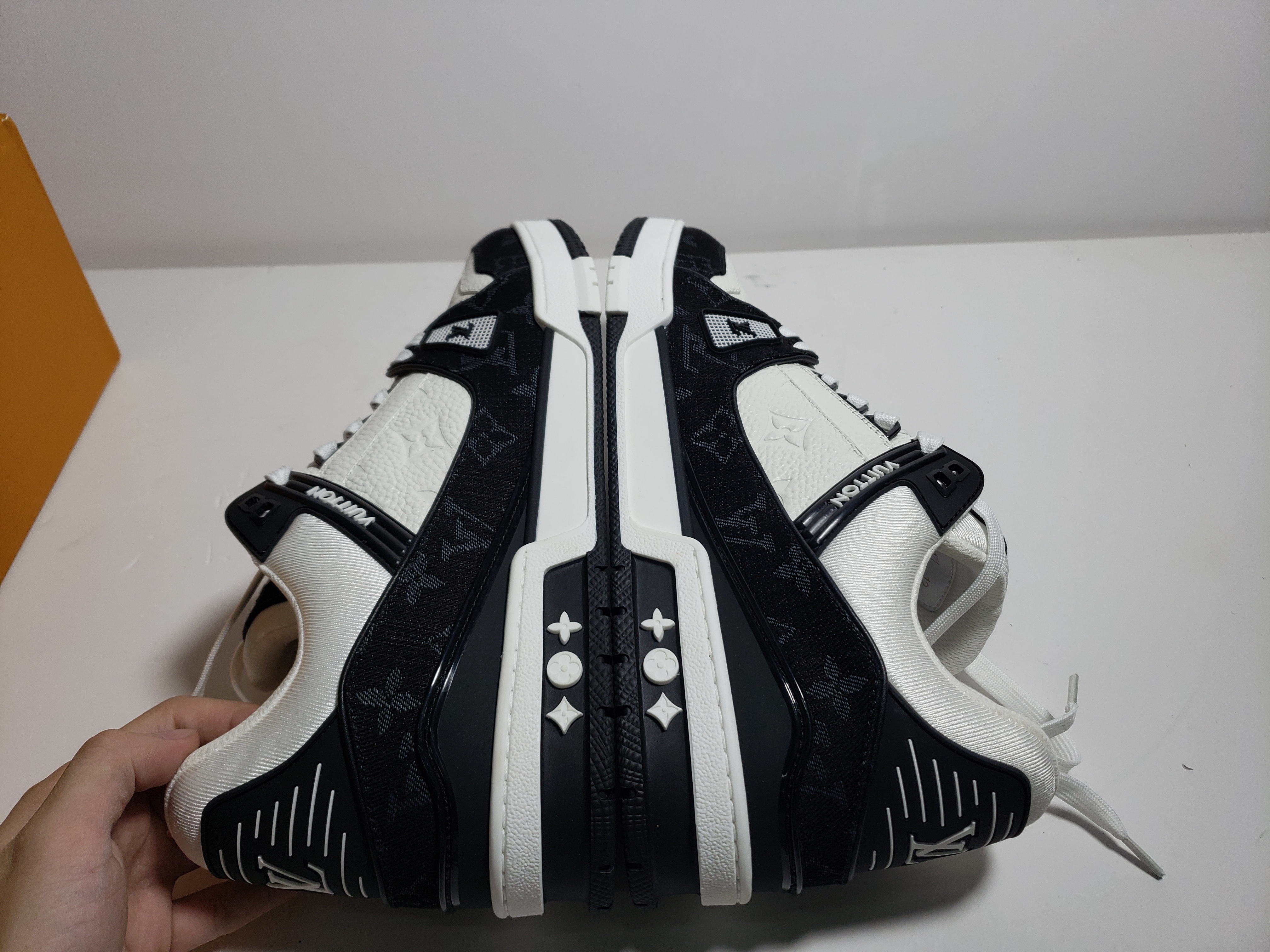 LJR Louis Vuitton Trainer Black And White Cloth Cover,VL1202