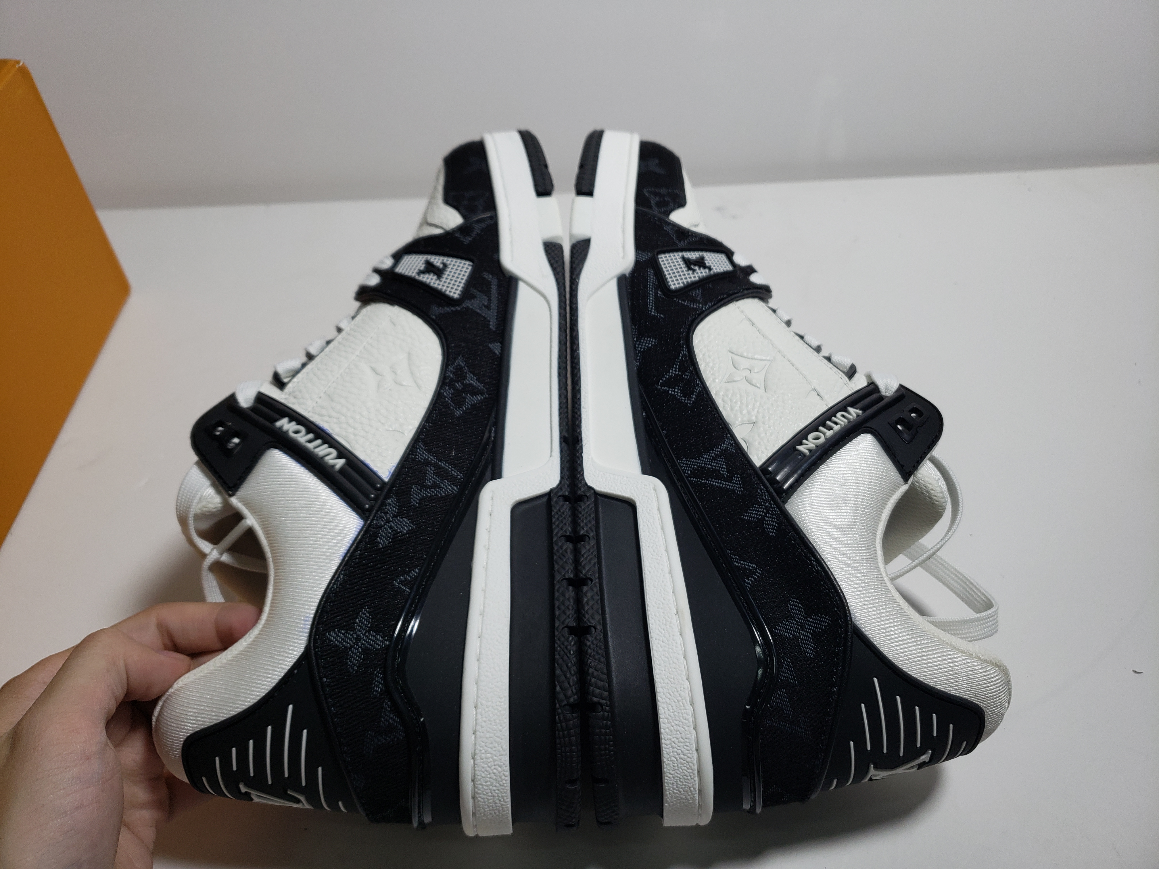 LJR Louis Vuitton Trainer Black And White Cloth Cover,VL1202