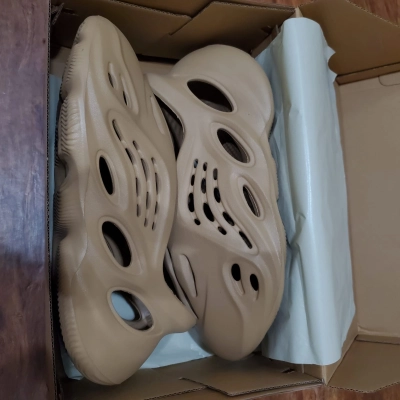 OG Yeezy Foam RNNR Ochre, GW3354 02