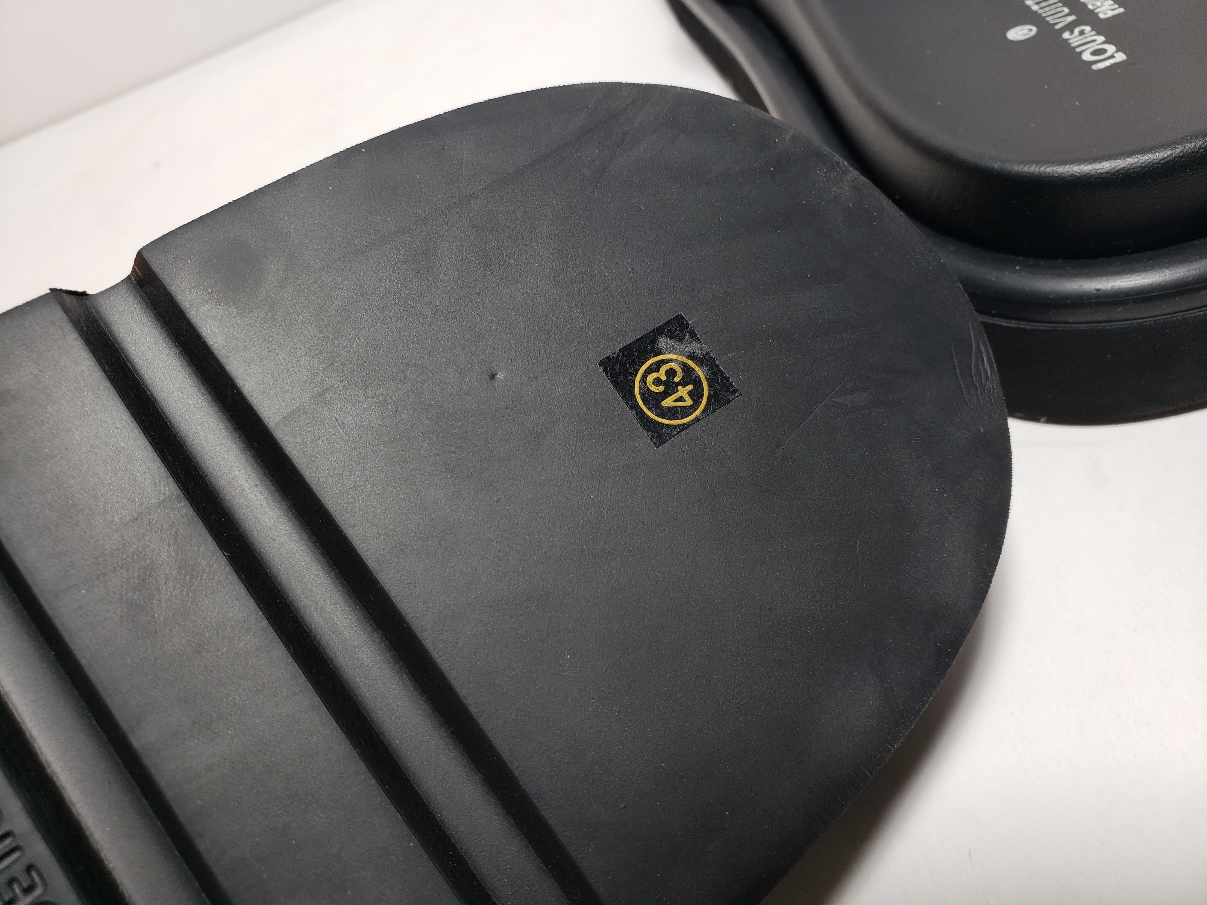 LJR LOUIS VUITTON Pool Pillow Comfort Black relief