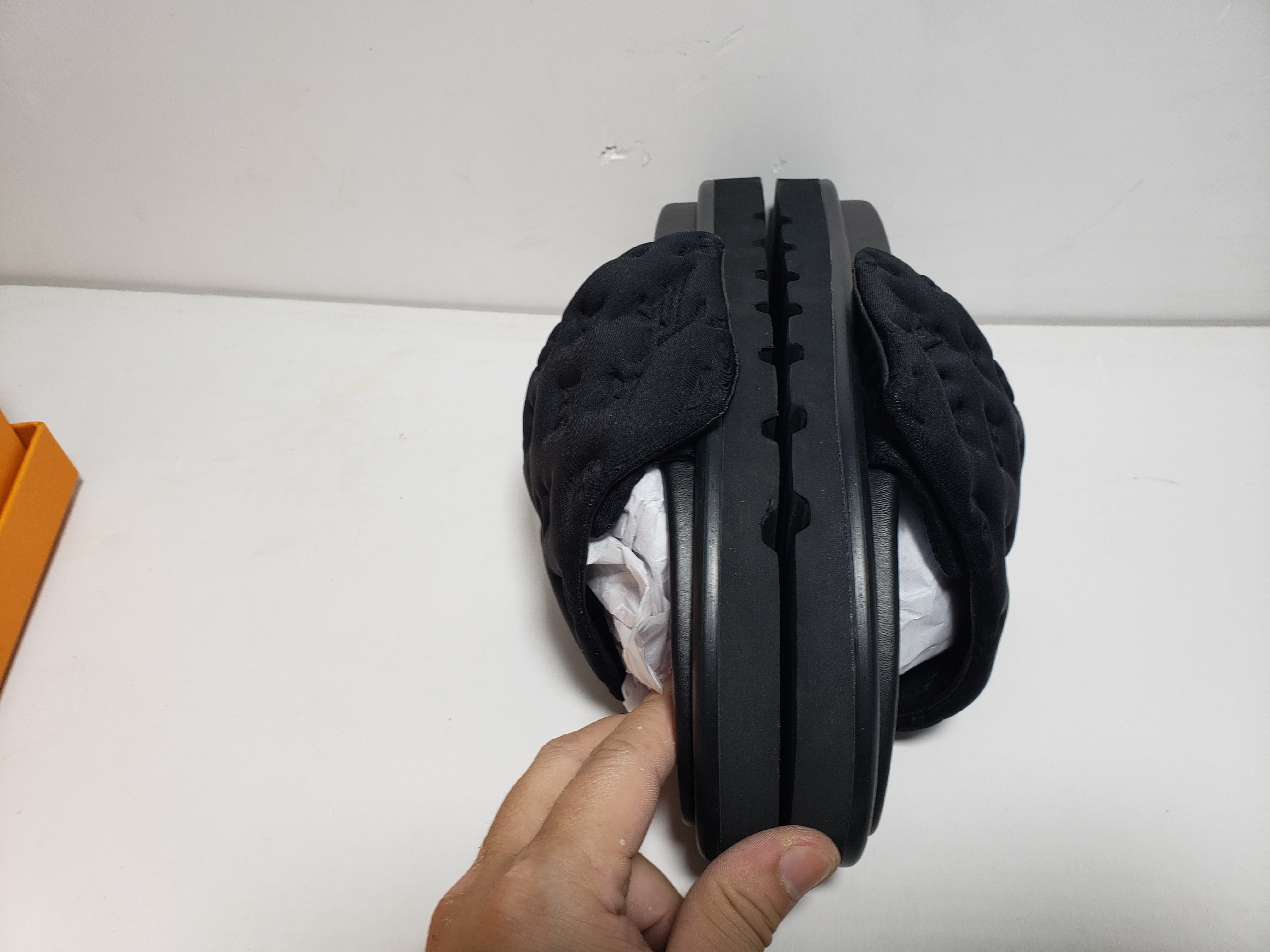 LJR LOUIS VUITTON Pool Pillow Comfort Black relief