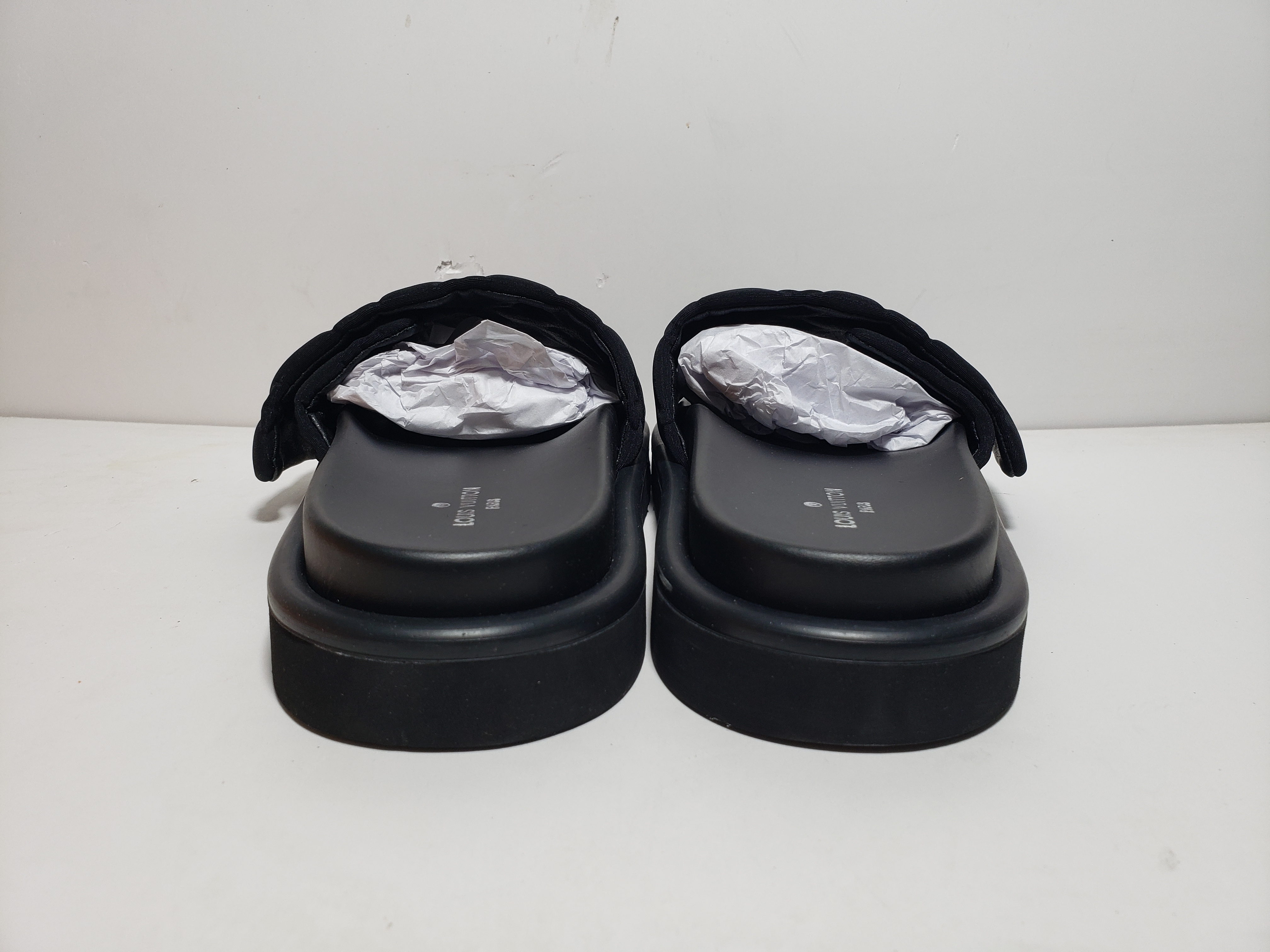 LJR LOUIS VUITTON Pool Pillow Comfort Black relief