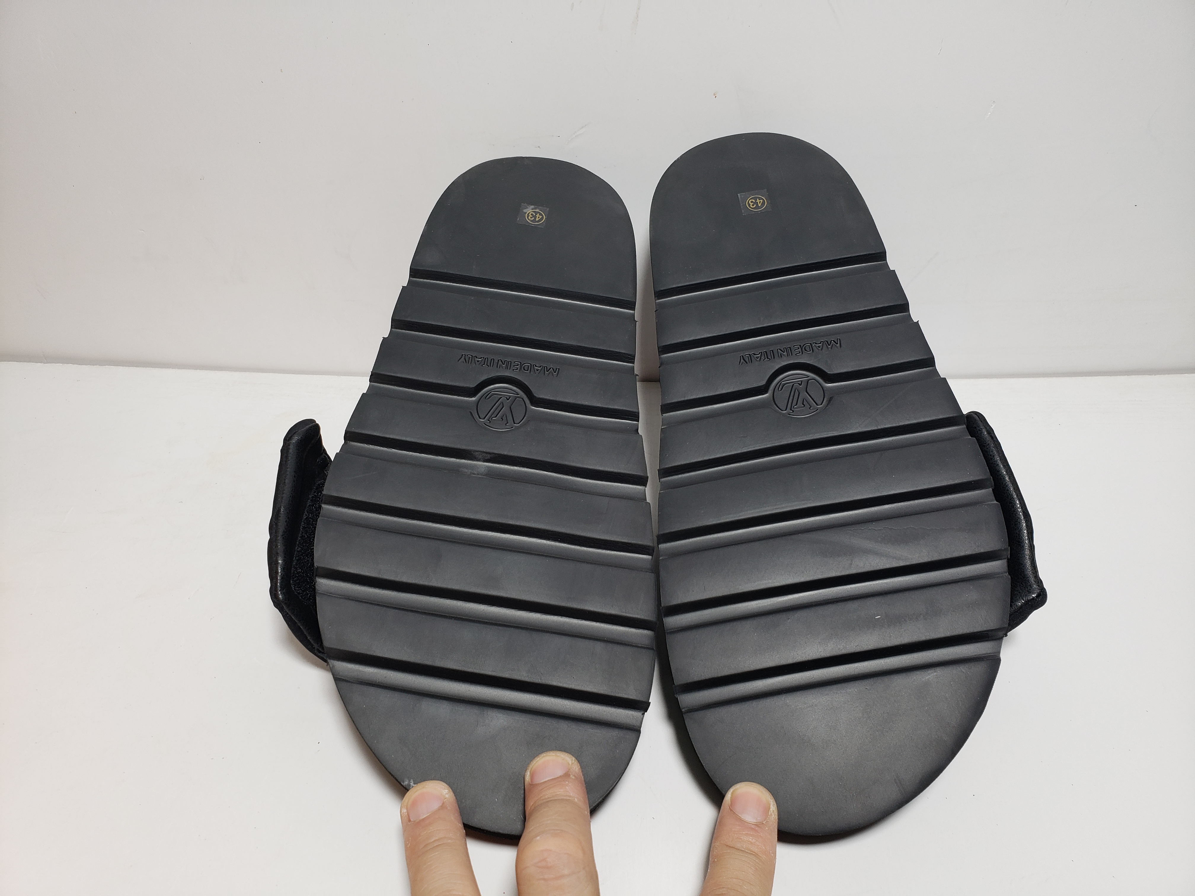 LJR LOUIS VUITTON Pool Pillow Comfort Black relief