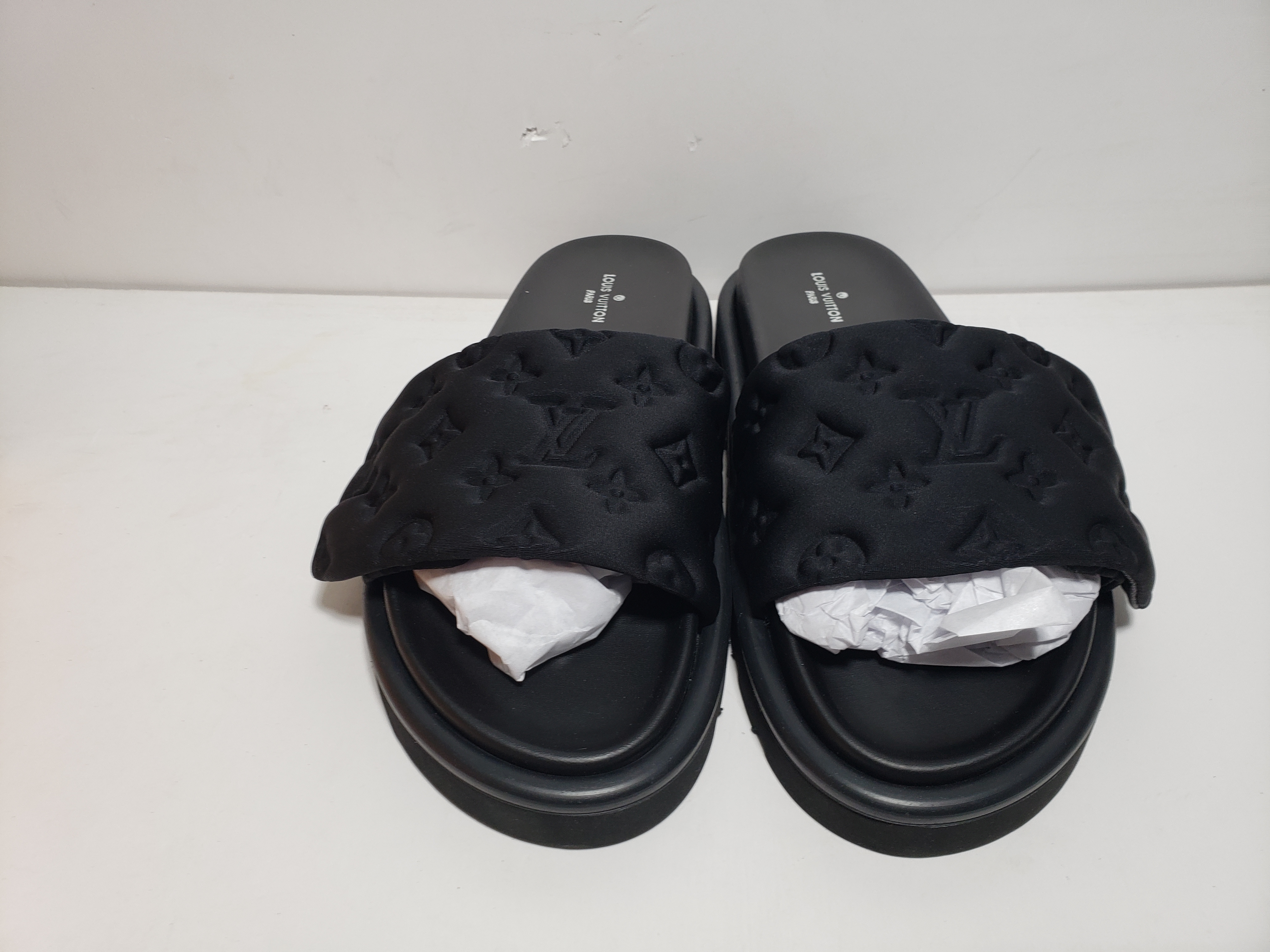 LJR LOUIS VUITTON Pool Pillow Comfort Black relief