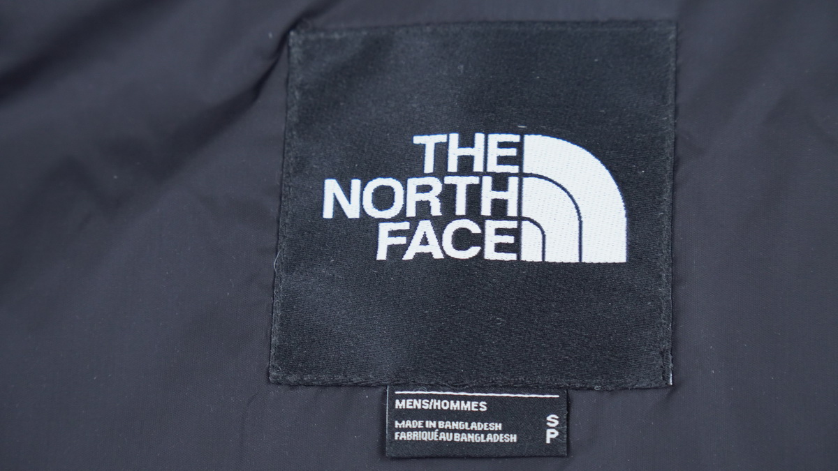 TheNorthFace Splicing White And  Black Paper Cuttings
